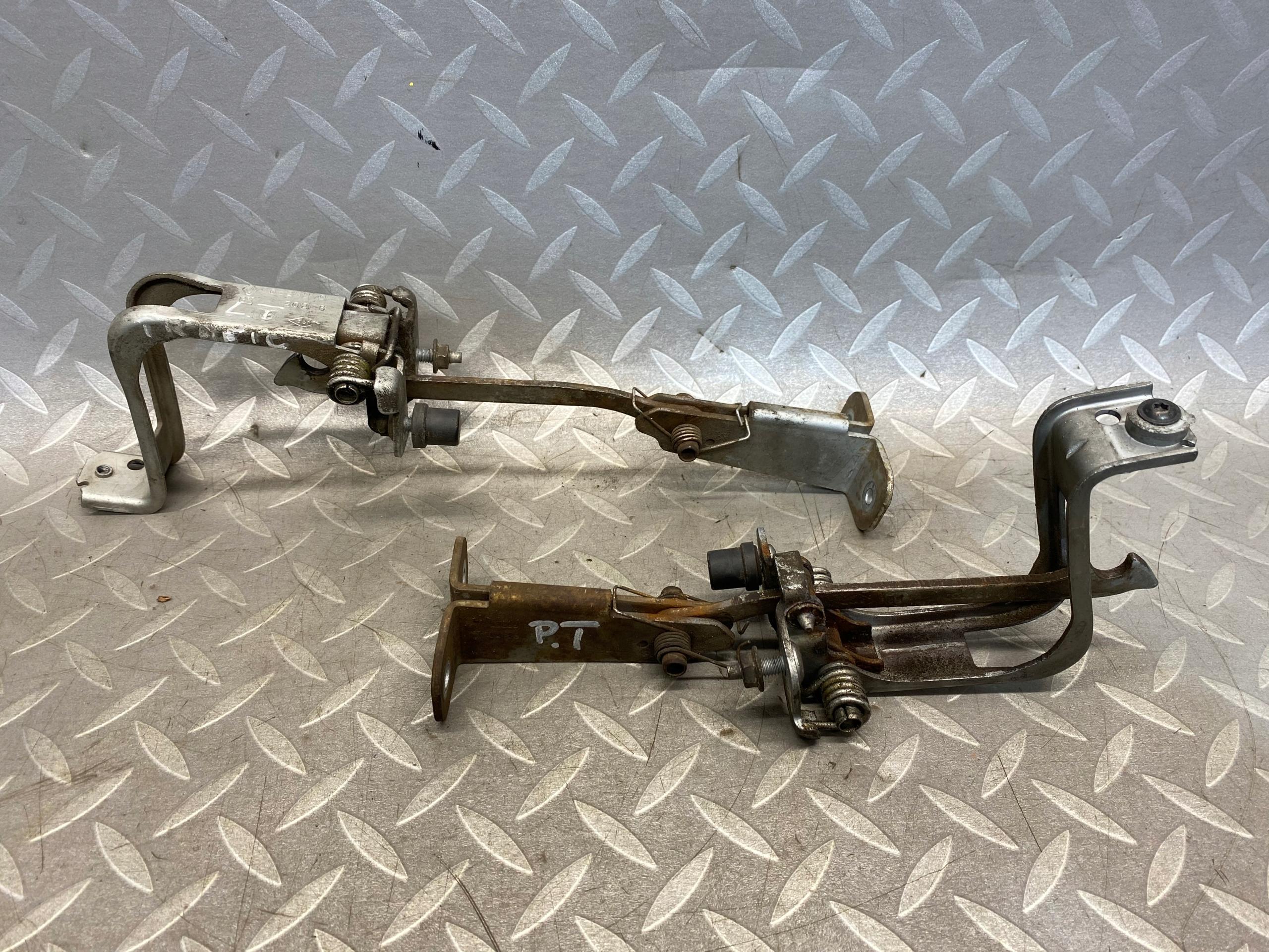 ОБМЕЖУВАЧ ДВЕРЕЙ ЗАДНІЙ ПРАВИЙ ЛІВИЙ TRAFIC II VIVARO