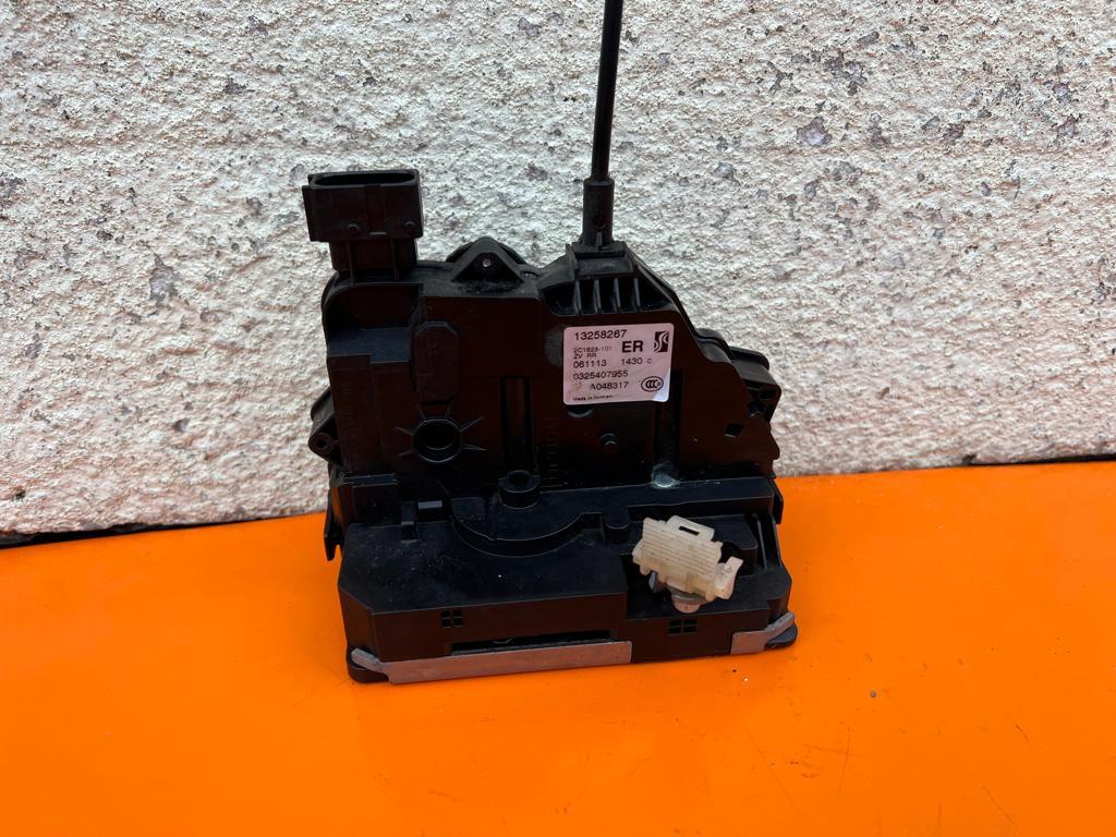 OPEL CORSA D 13258267 ER ЗАМОК ДВЕРИ ПРАВЫЙ ЗАДНИЙ