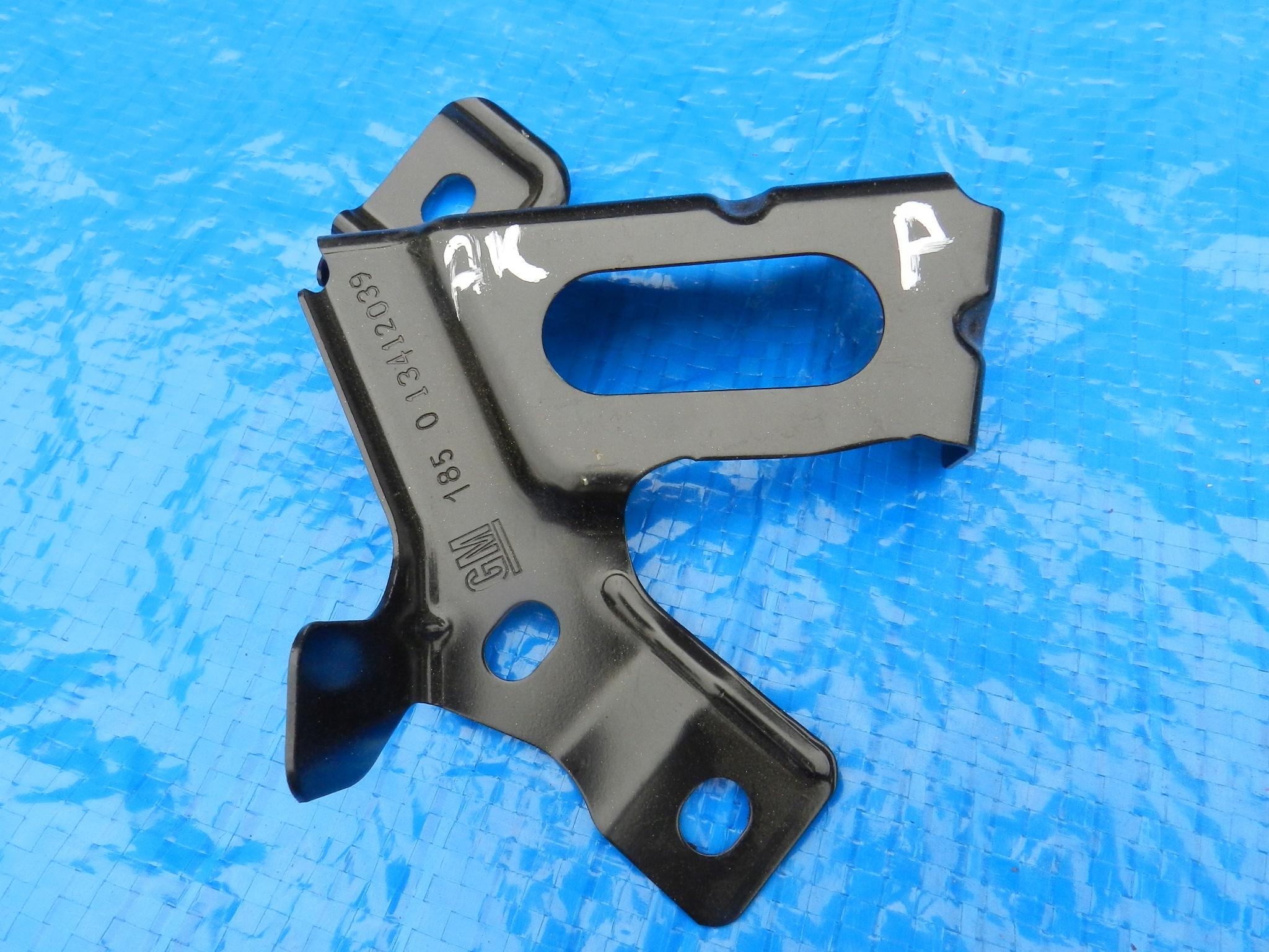 13412039 - OPEL-запчасти Astra K кронштейн крыла передний правый