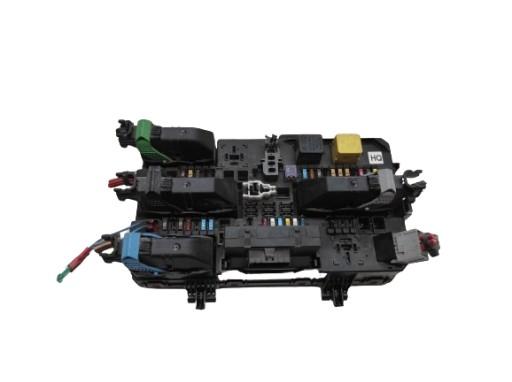 Opel zafira b 05- 1.9cdti блок предохранителей 13220831