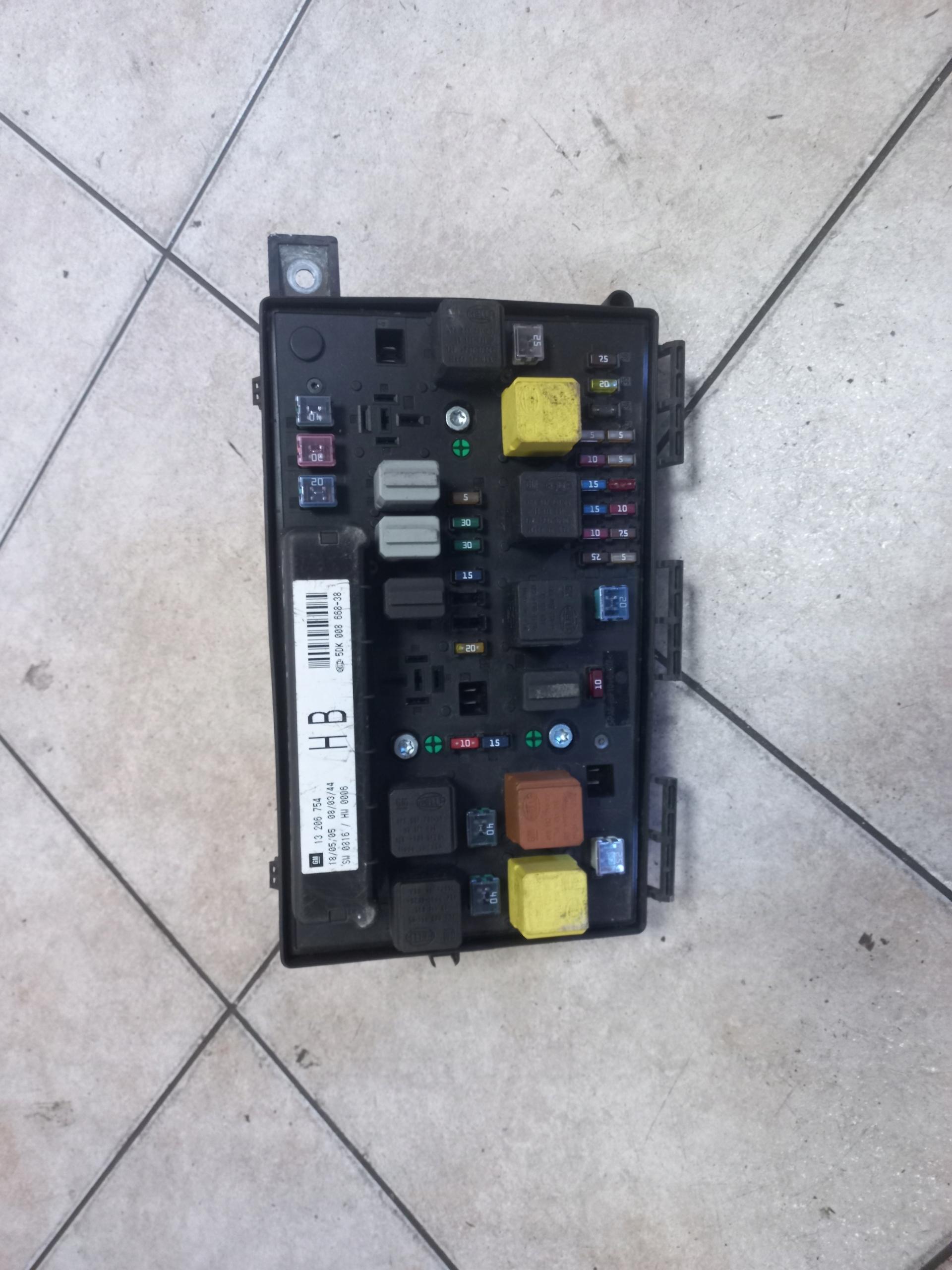 OPEL ZAFIRA B БЛОК ПРЕДОХРАНИТЕЛЕЙ OE 13206754