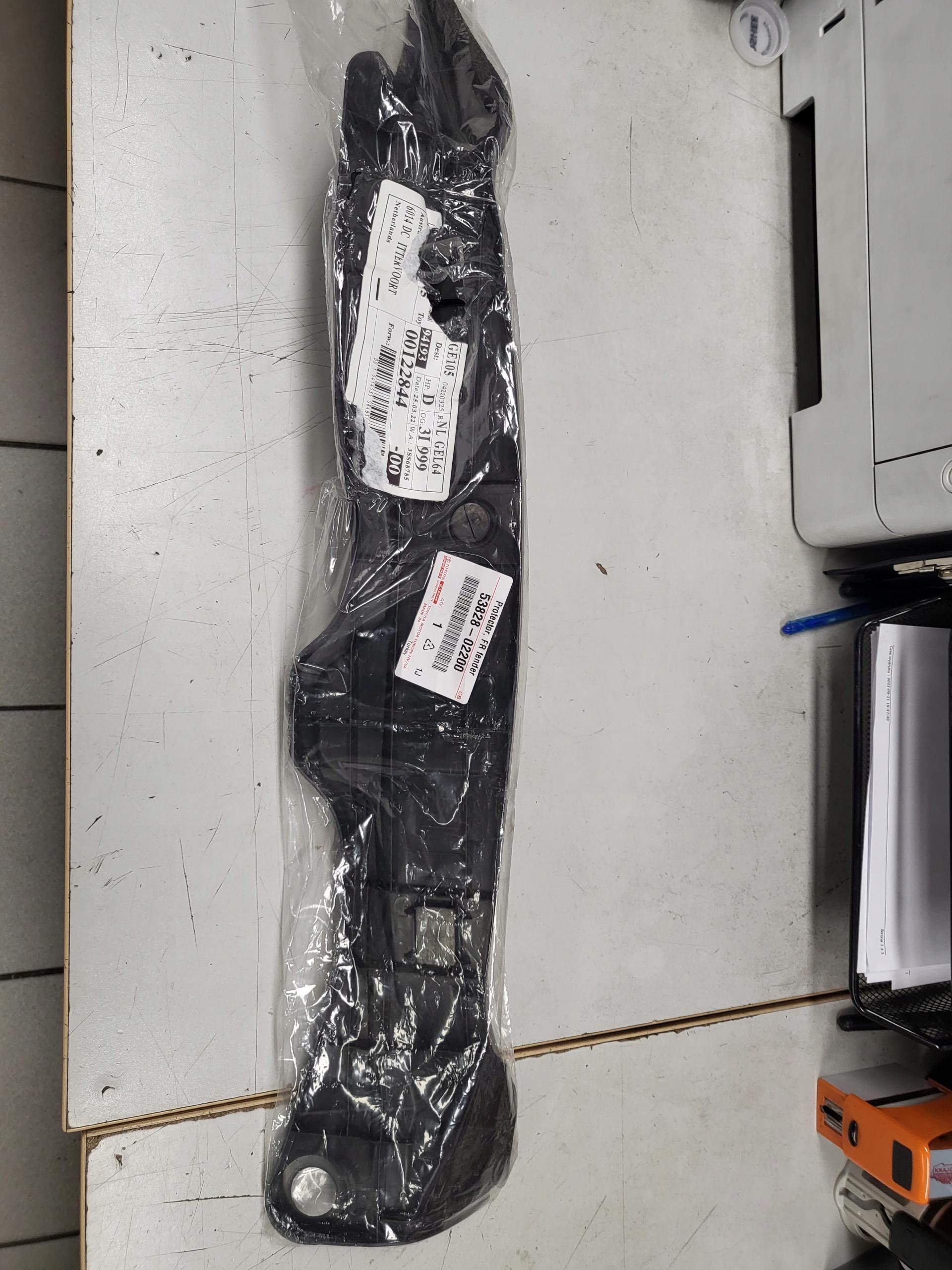 Брызговик левый AURIS II T27 E16 53828-02200