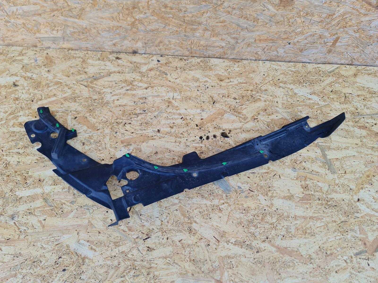 68194237AB - БРЫЗГОВИК ПЕРЕДНЕГО РЕМНЯ ЛЕВЫЙ CHEROKEE WK2