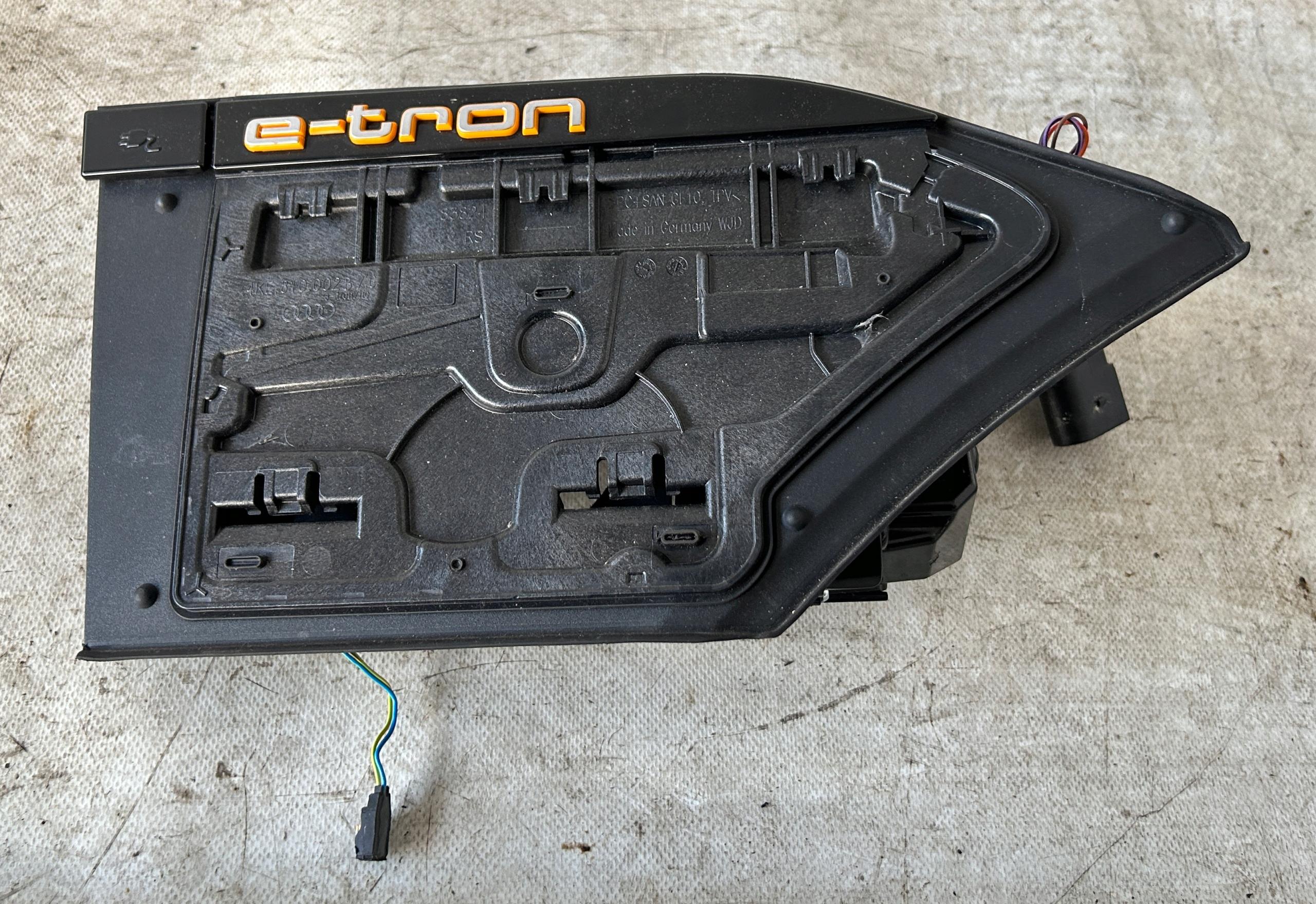 КРИШКА ЗАРЯДНОГО ГНІЗДА AUDI E-TRON 4KE810002B