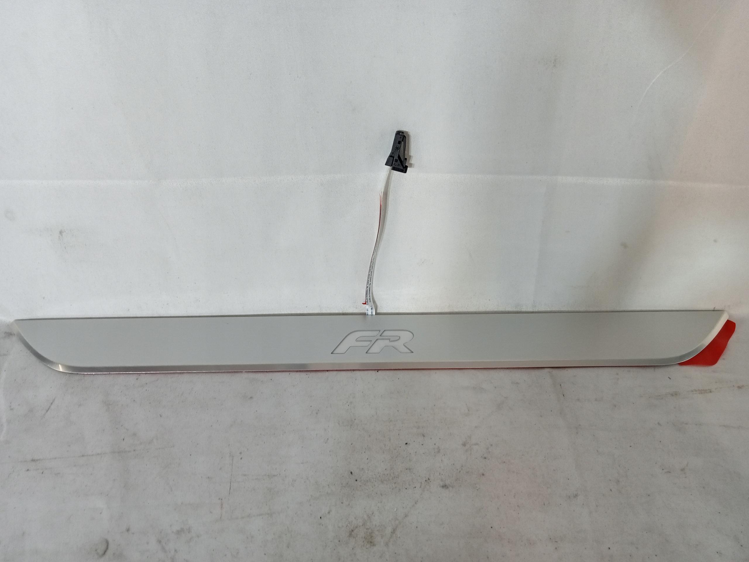 5FA947417A - НАКЛАДКА ПОРОГА ПРАВА ПЕРЕДНЯ SEAT LEON IV