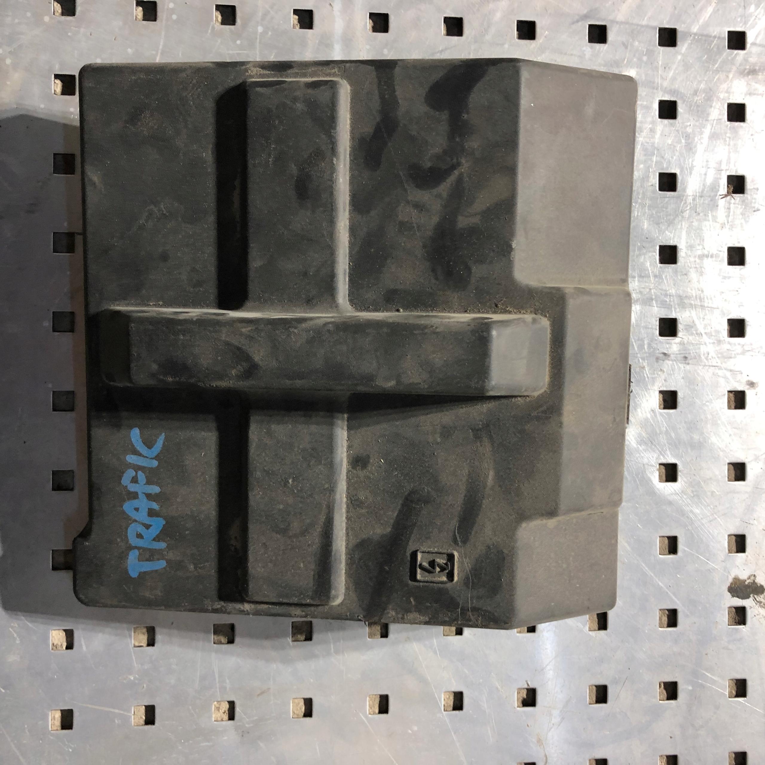 КРЫШКА БЛОКА ПРЕДОХРАНИТЕЛЕЙ TRAFIC 8200490003 FV