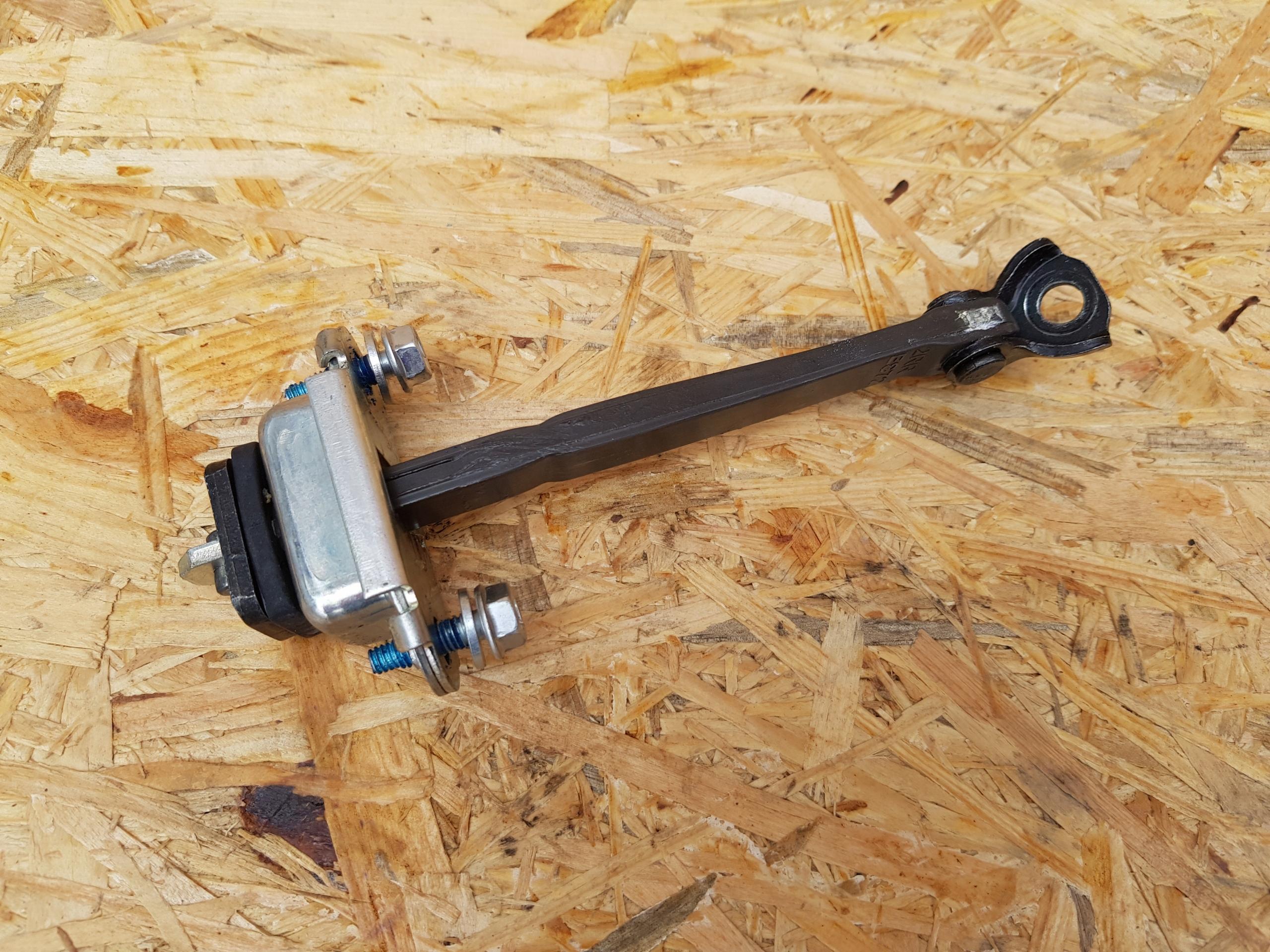 Обмежувач Дверей Лівий Задній Toyota Corolla E21