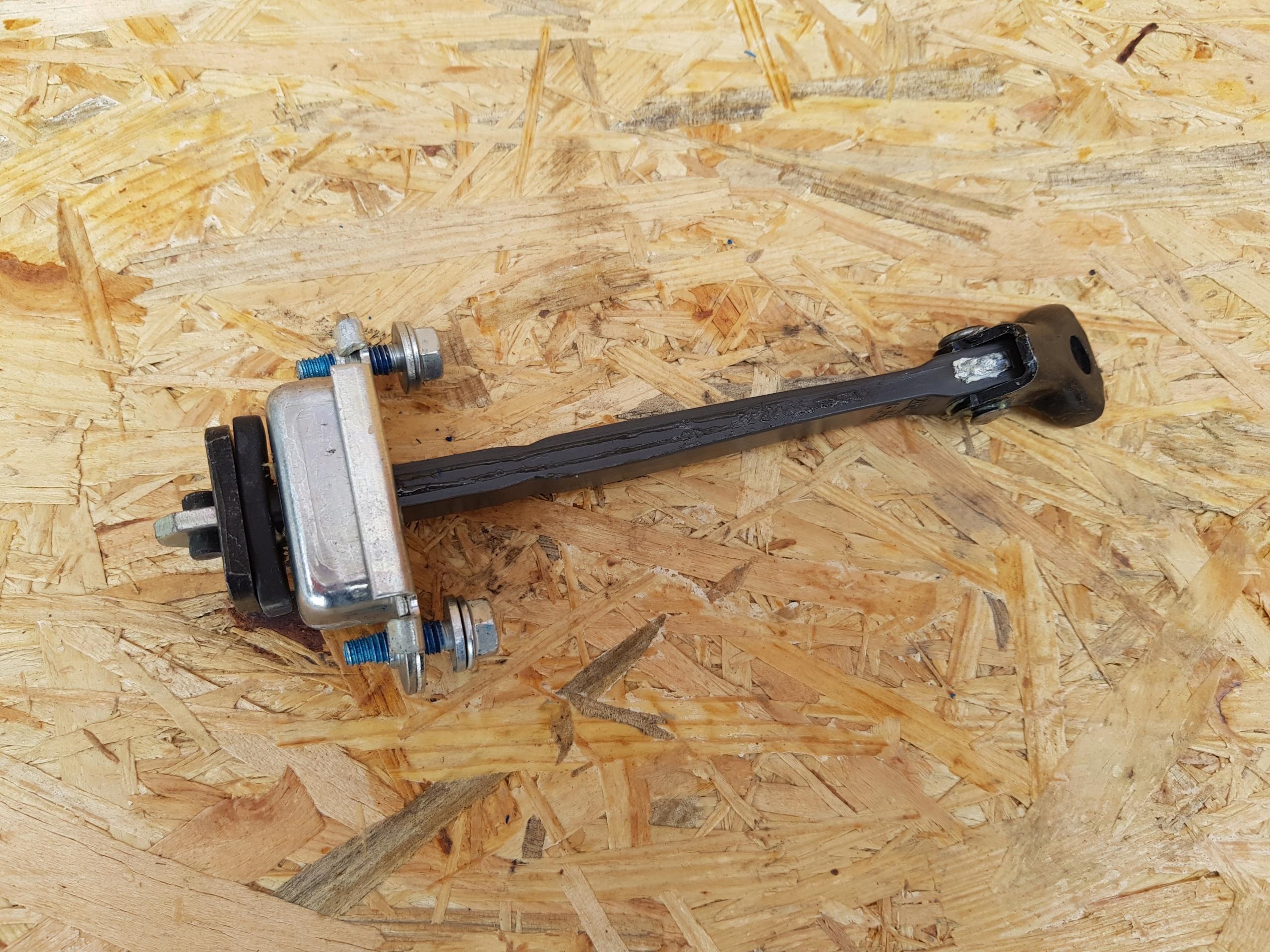 Задній Правий Обмежувач Дверей Toyota Corolla E21