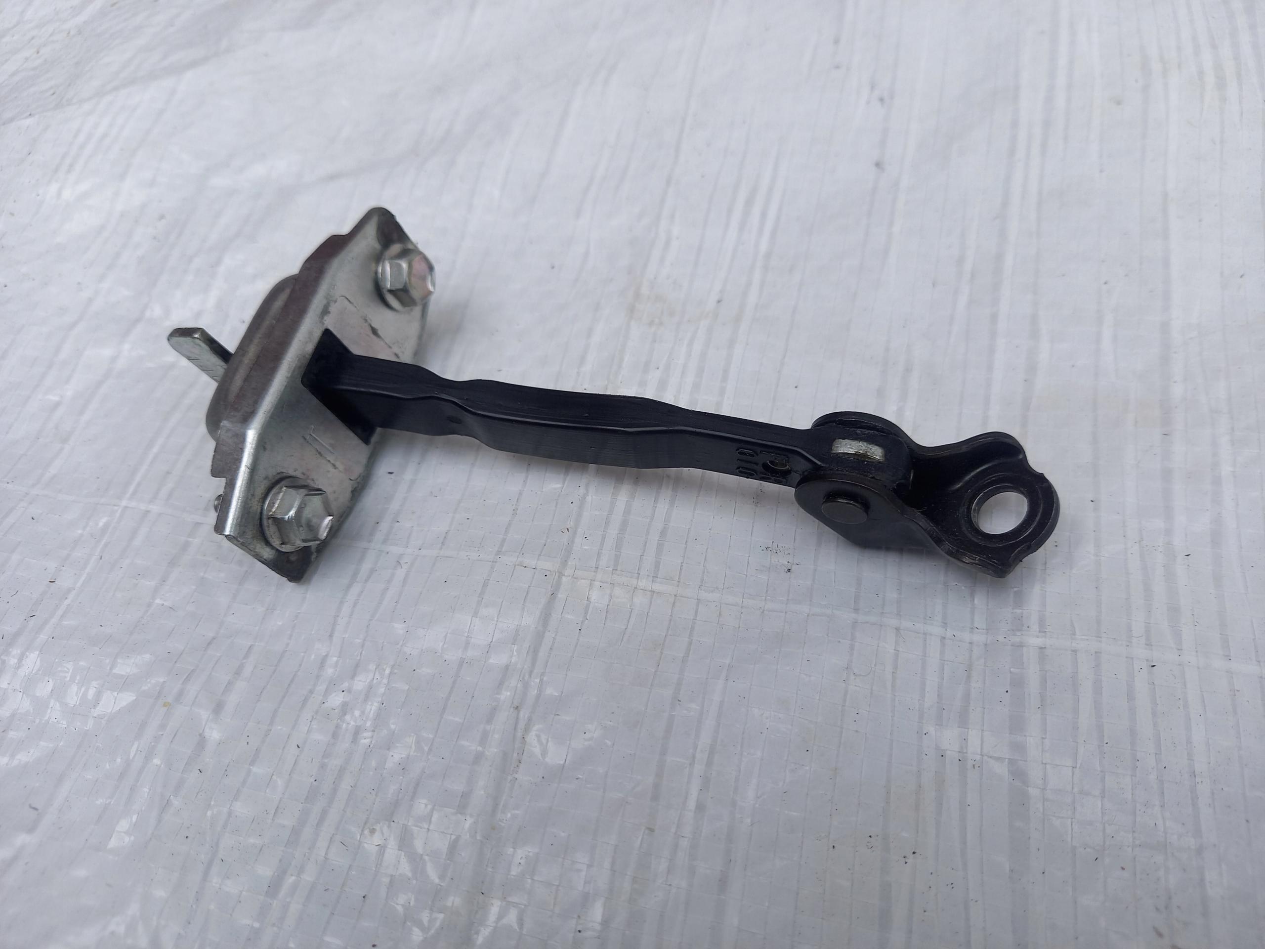 Ограничитель двери передний левый Yaris II 06-11 3D