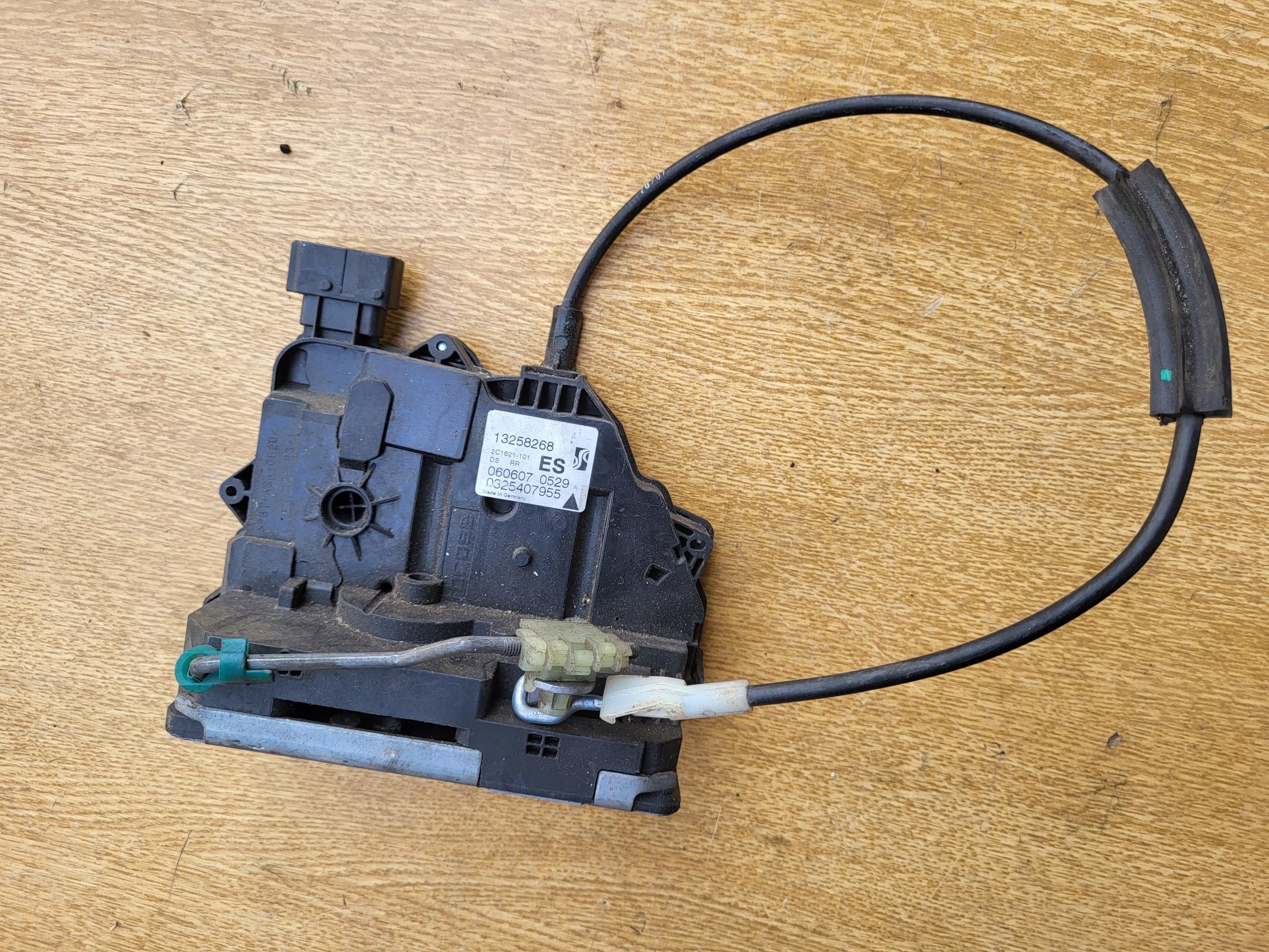 Opel 13258268 замок задній правий Opel Corsa D Meriva