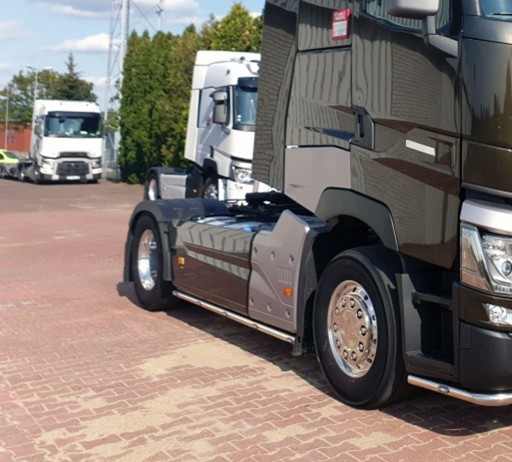 Бокова обшивка між осями Renault Gama T