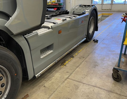 Бічні труби, між осями Scania Next Genera