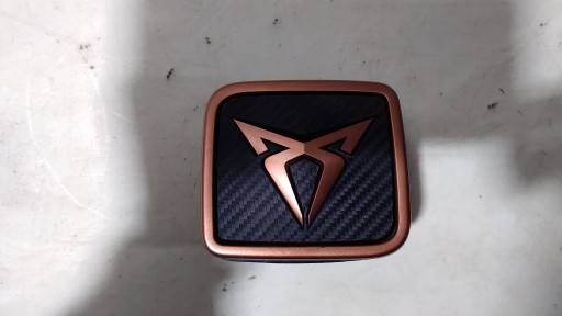 P-055 РУЧКА З ЛОГОТИПОМ ЗАДНІХ ДВЕРІЙ CUPRA 5FE827565C