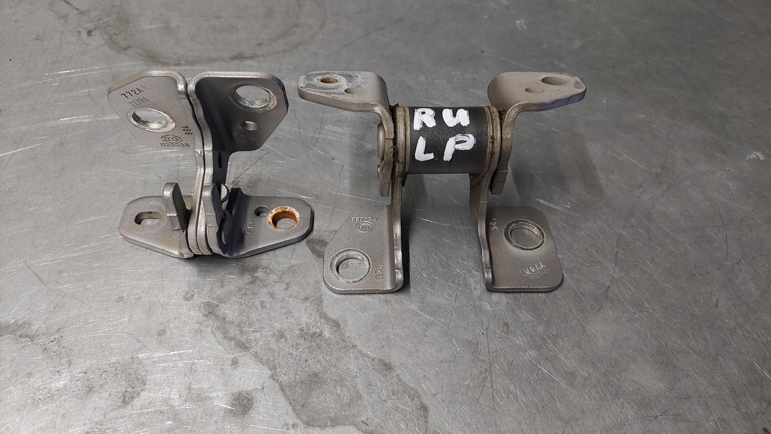 PACIFICA 2016-2022R ДВЕРНІ ПЕТЛІ ЛІВА ПЕРЕДНЯ