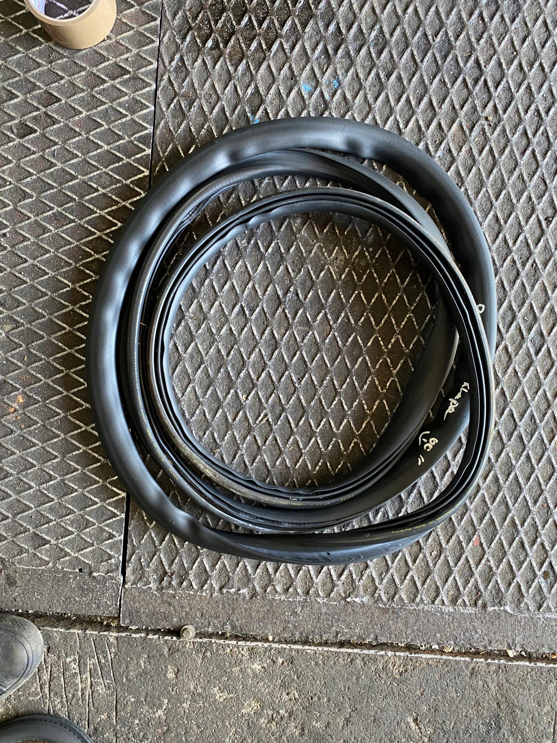 PANAMERA 970 ПРОКЛАДКА КРЫШКИ БАГАЖНИКА