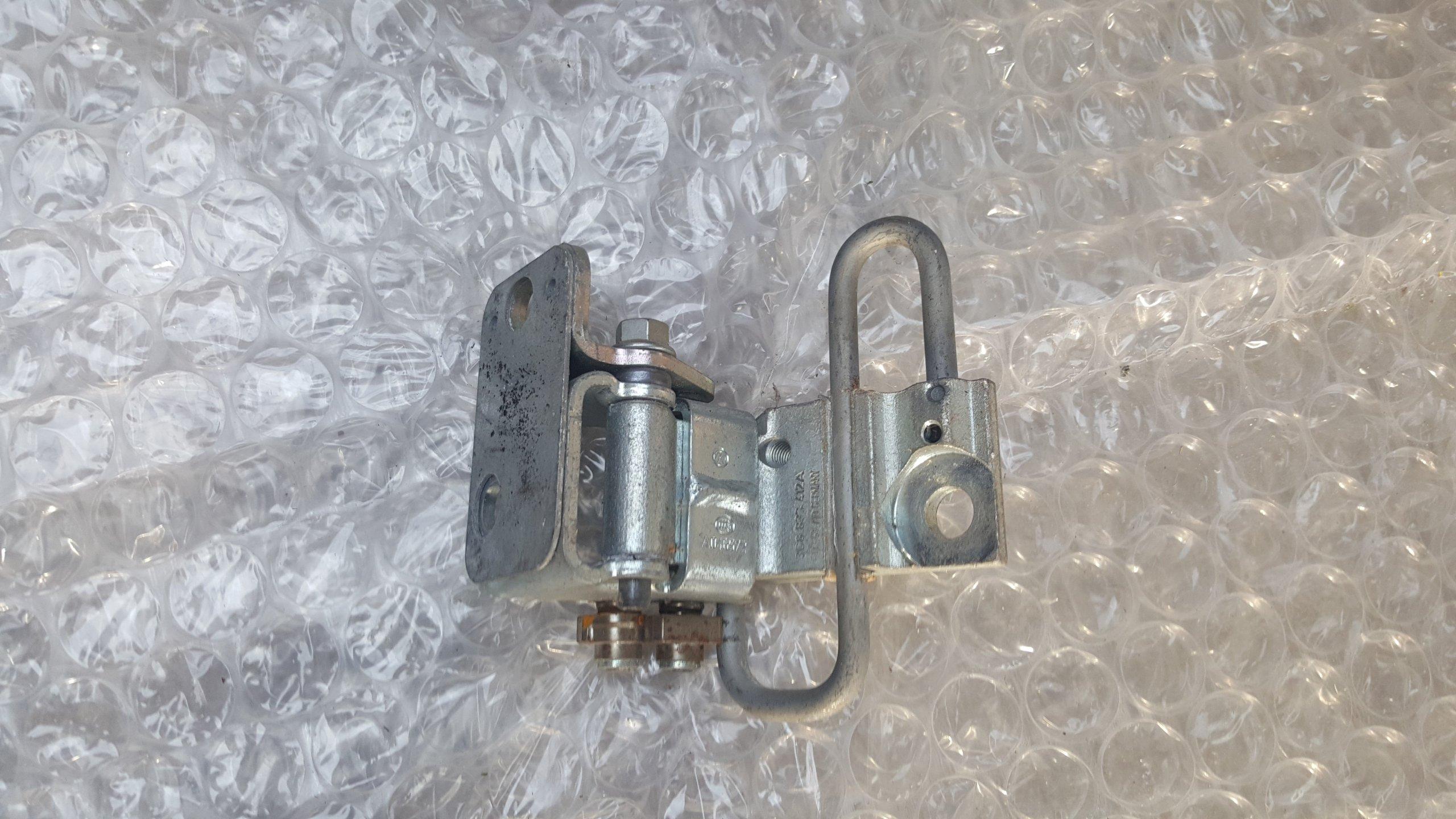 3C8833412A - PASSAT B7 CC дверная петля нижняя правая новая OE