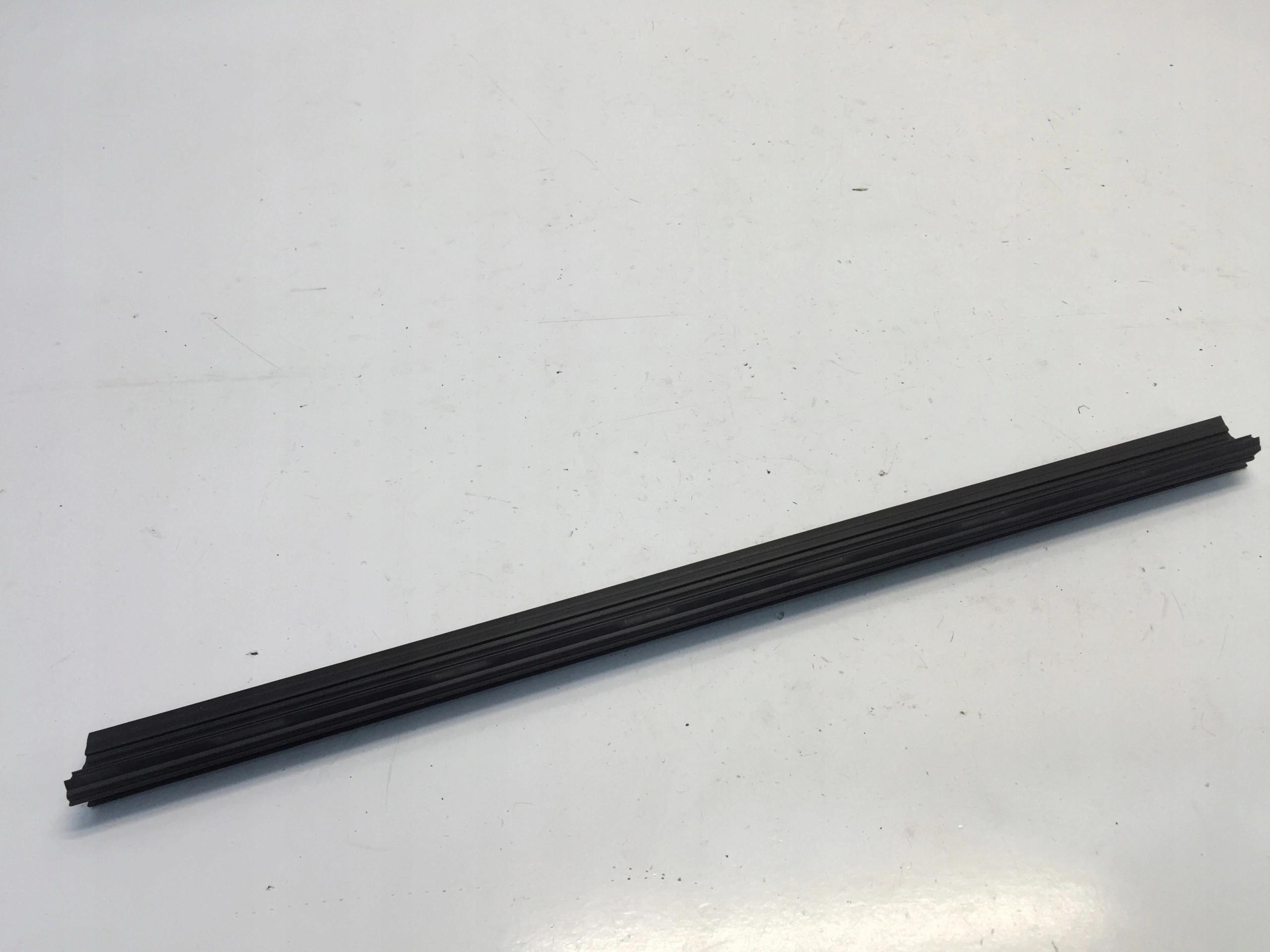 9825973980 - PEUGEOT 2008 II СКРЕБОК ДЛЯ СКЛА ЗАДНІЙ ПРАВИЙ