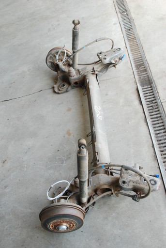 Peugeot 208 задня балка підвіски, задні барабани