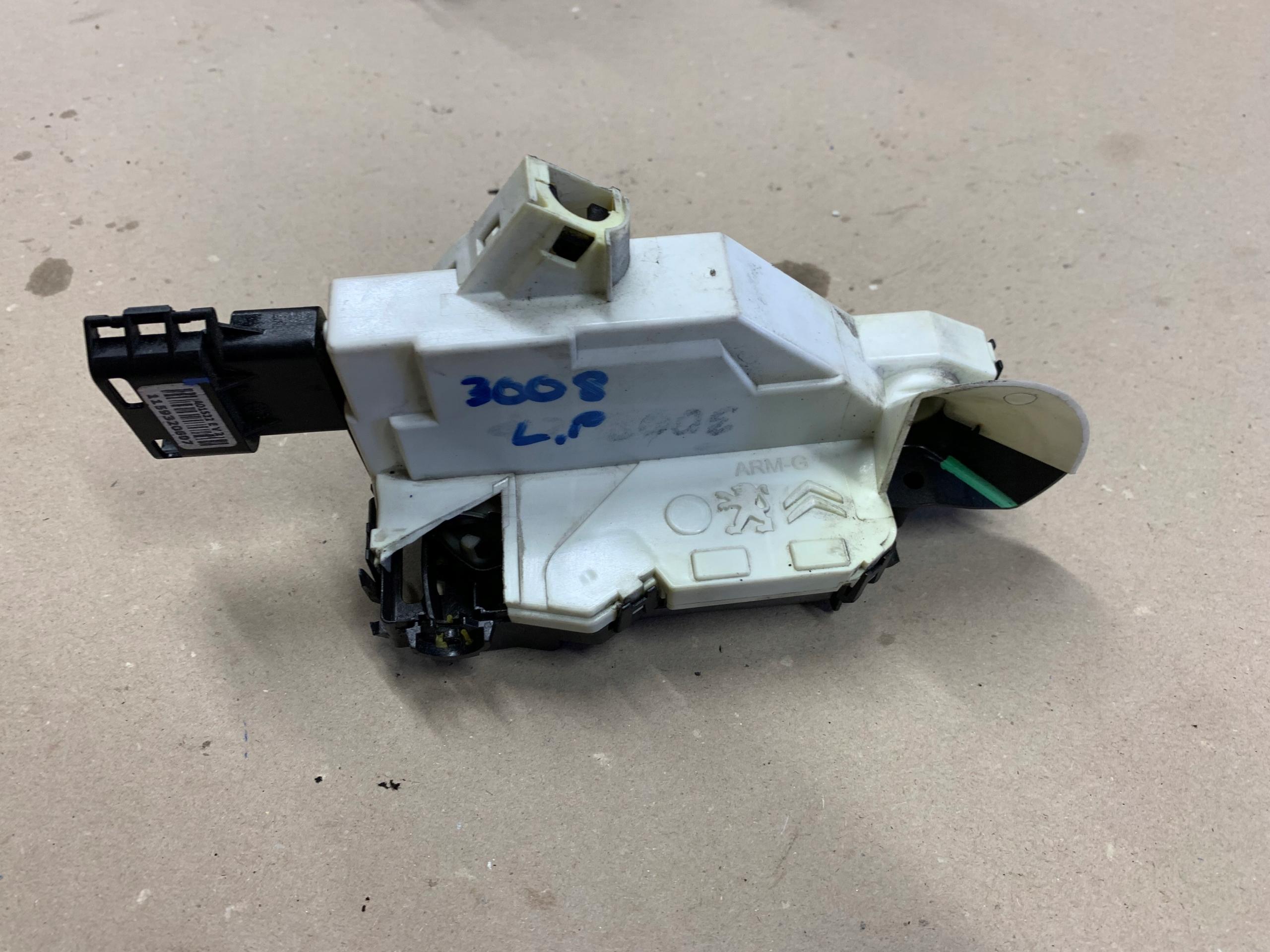 PEUGEOT 3008 ЗАМОК ДВЕРЕЙ ЛІВИЙ ПЕРЕДНІЙ PSA 825158