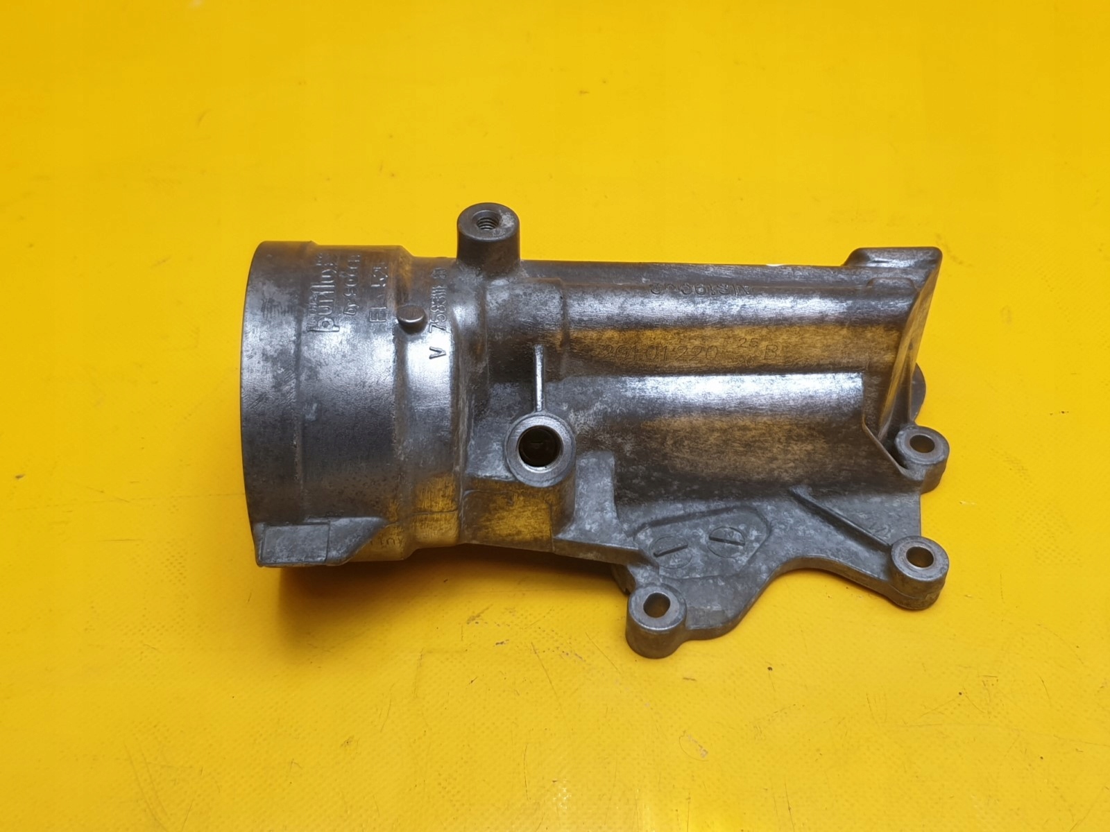 V758311180 - Основание масляного фильтра 116i 308 207 R56 1.6 VTI