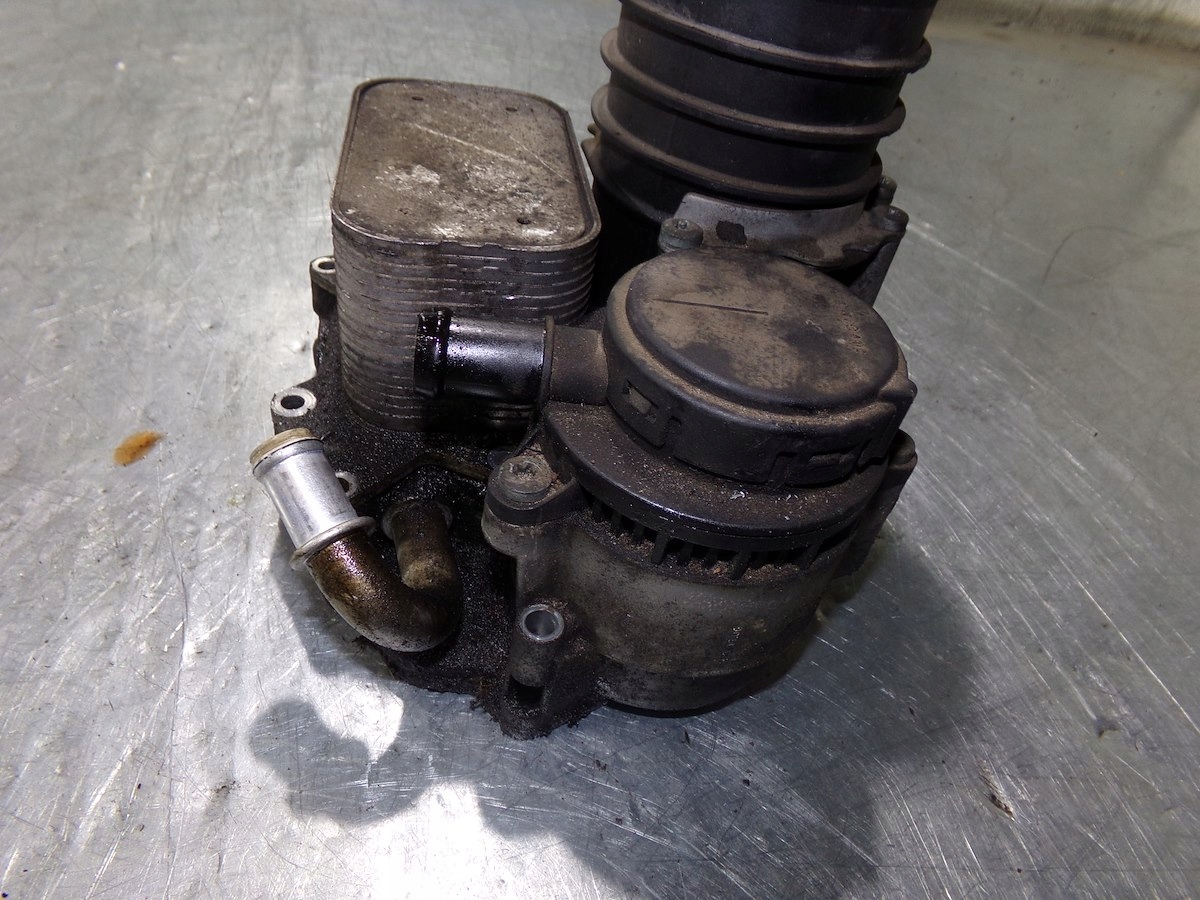 Основание масляного фильтра AUDI A6 C6 8558686 2.7 TDI