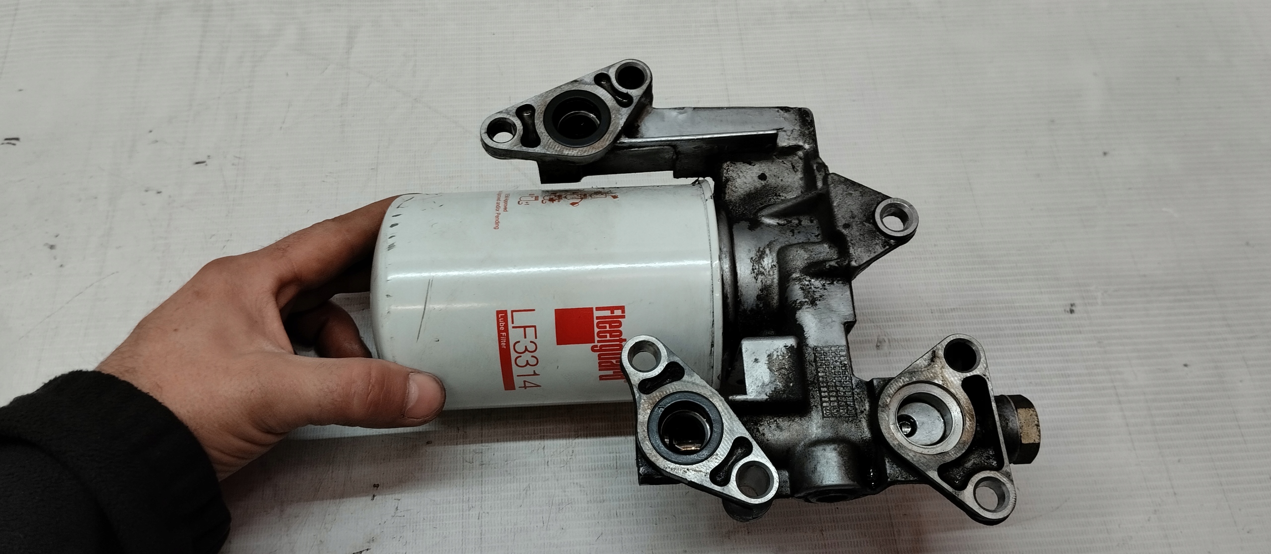 Основание масляного фильтра NISSAN CABSTAR 99-06R. 3.0 D