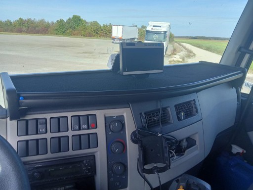 СТОЛИК-ПОЛИЦЯ ДЛЯ КОКБІНИ VOLVO FE / FL