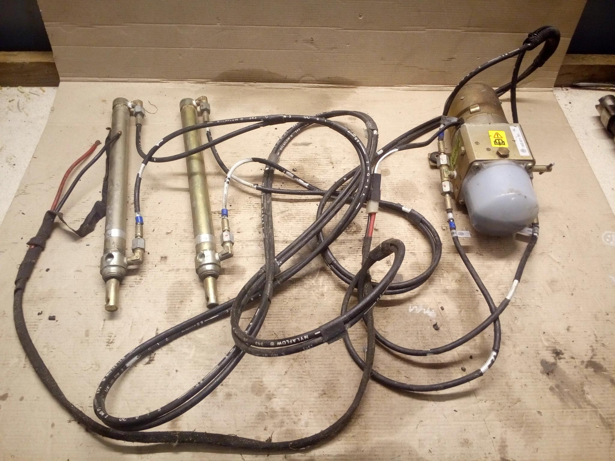 НАСОС КРЫШИ + ПРИВОДЫ VW GOLF III 1E0871791A