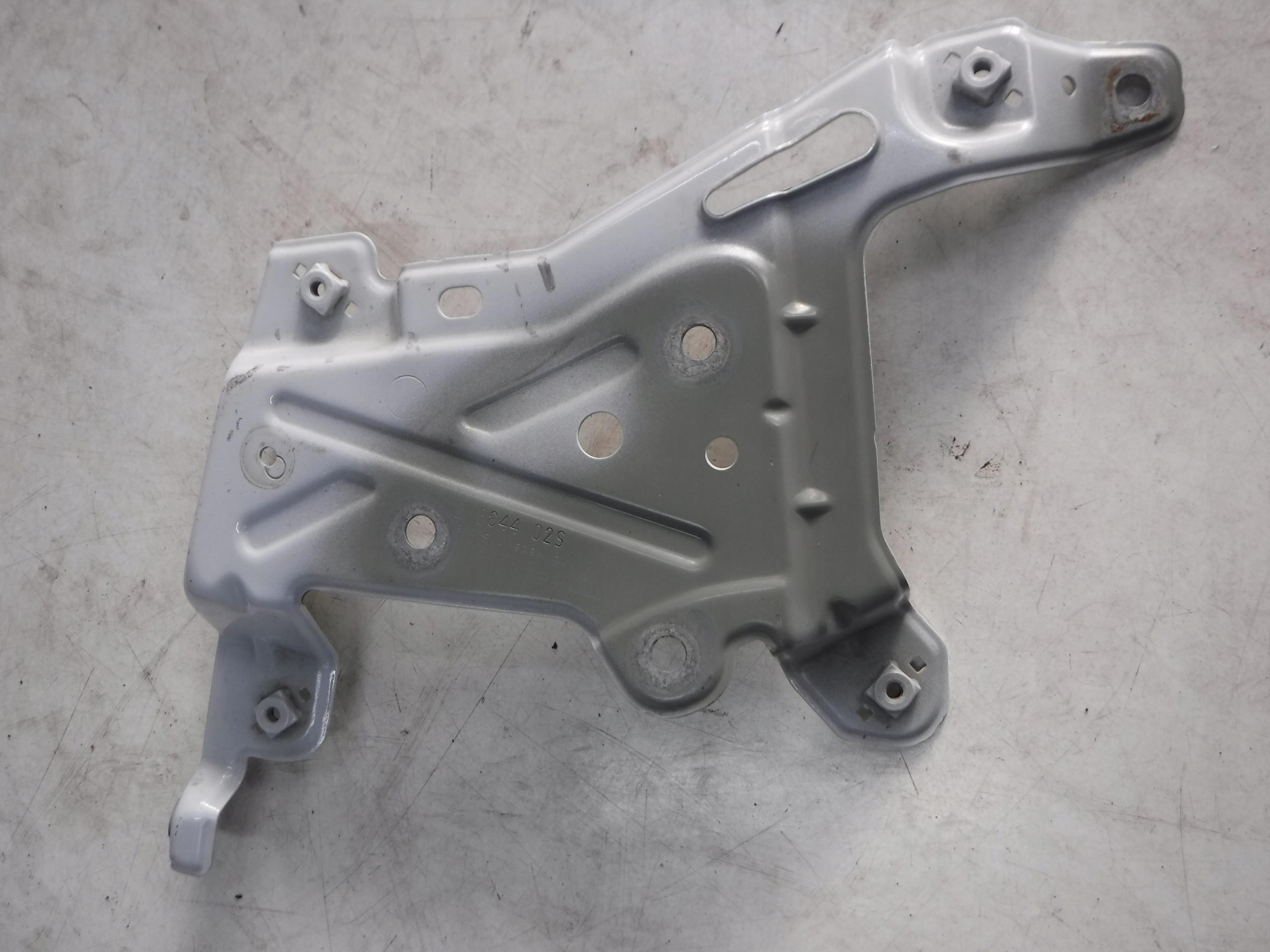 PORSCHE CAYENNE КРІПЛЕННЯ КРИЛА ПРАВОРУЧ 7P5821260