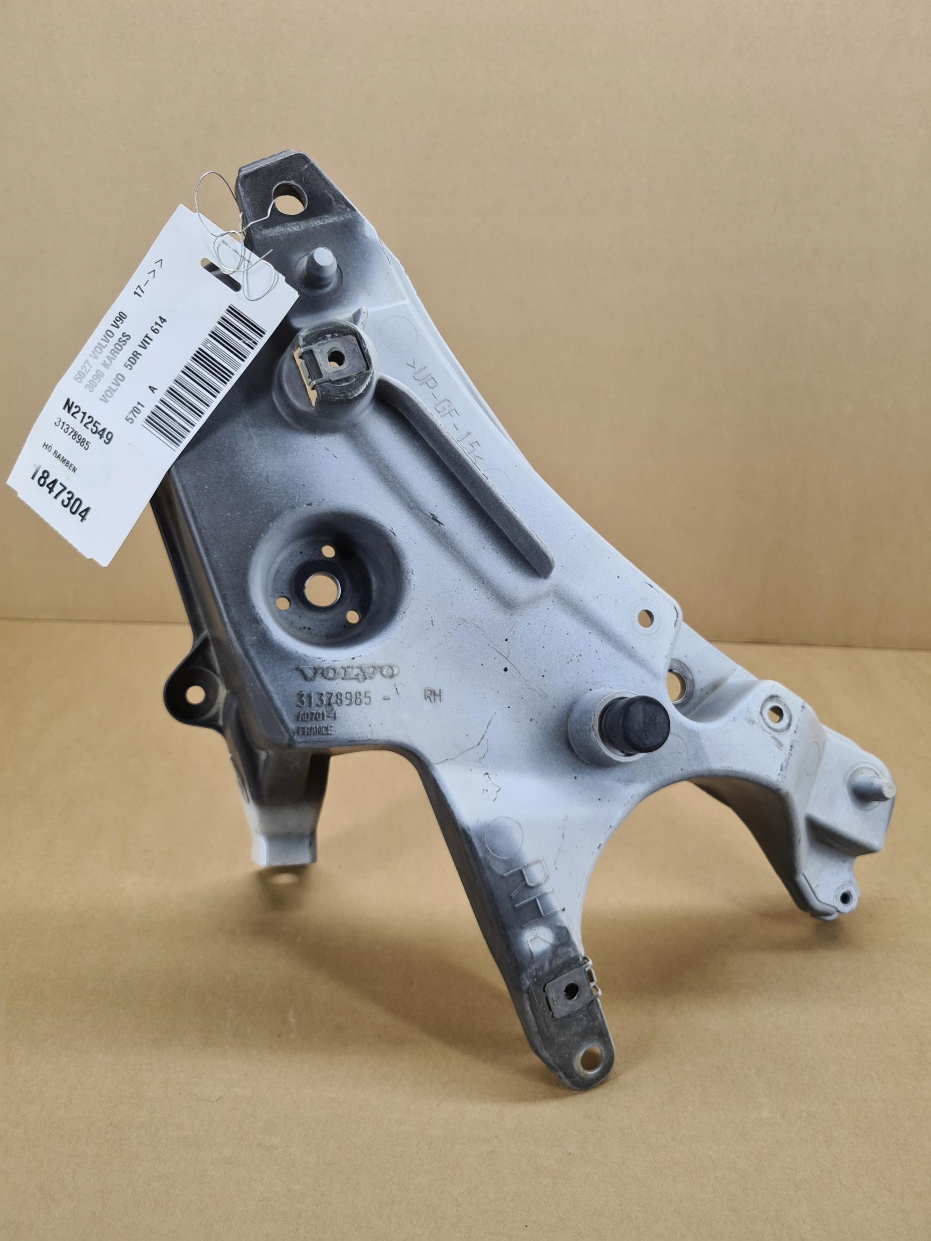 V90614 31378985 - Правое крепление брызговика VOLVO V90 S90 614