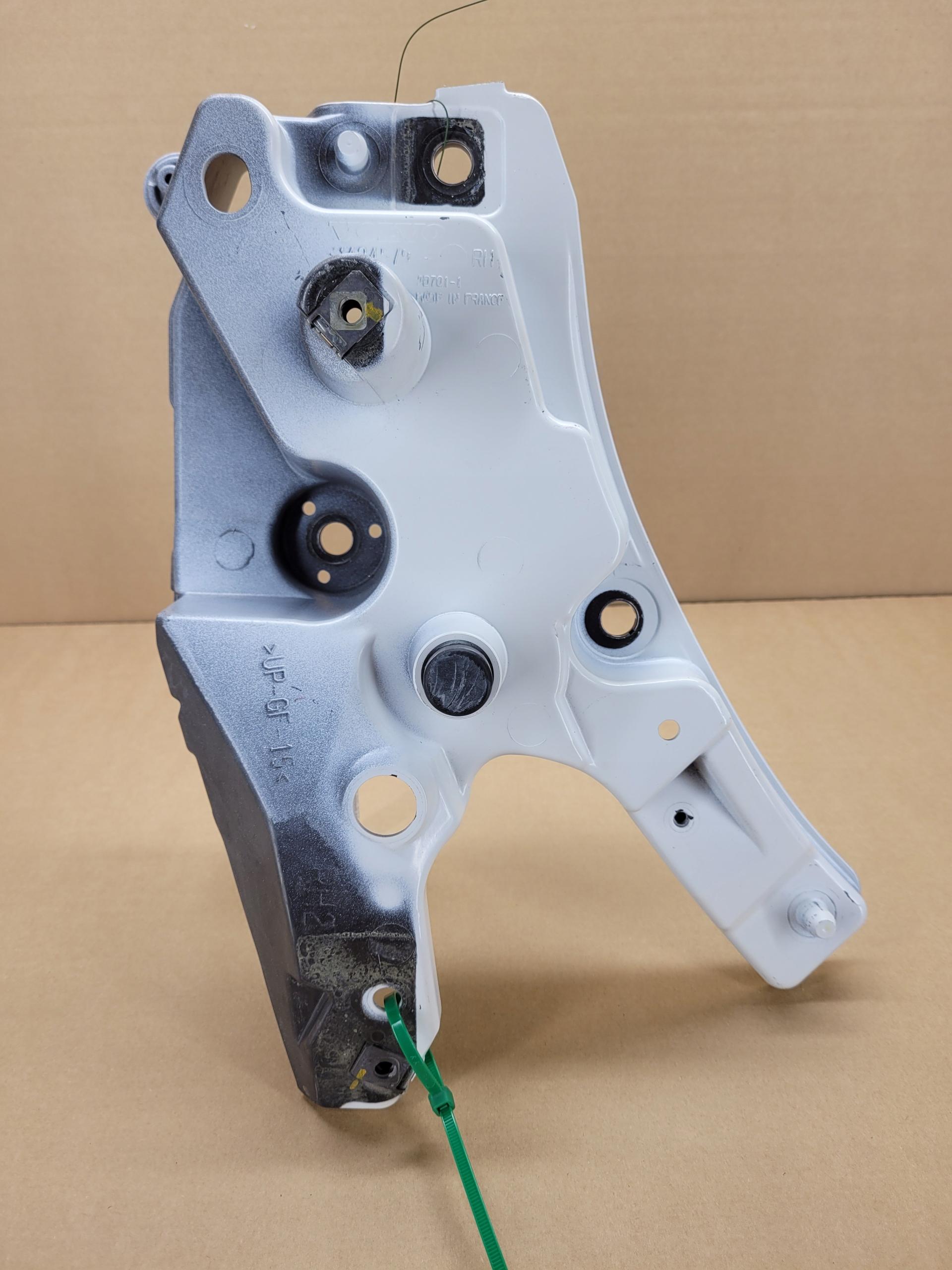 XC614 31424579 - ПРАВОЕ КРЕПЛЕНИЕ БРЫЗГОВИК XC60 II ЦВЕТ 614