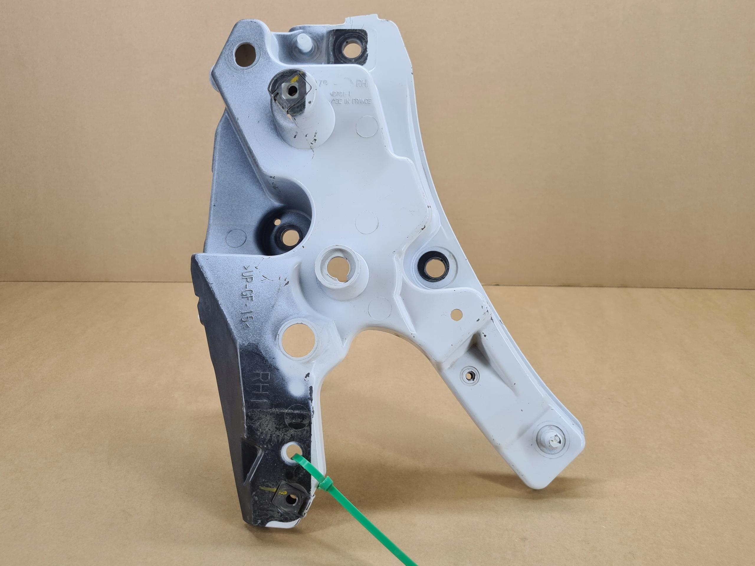 XC707 31424579 - ПРАВОЕ КРЕПЛЕНИЕ БРЫЗГОВИК XC60 II ЦВЕТ 707