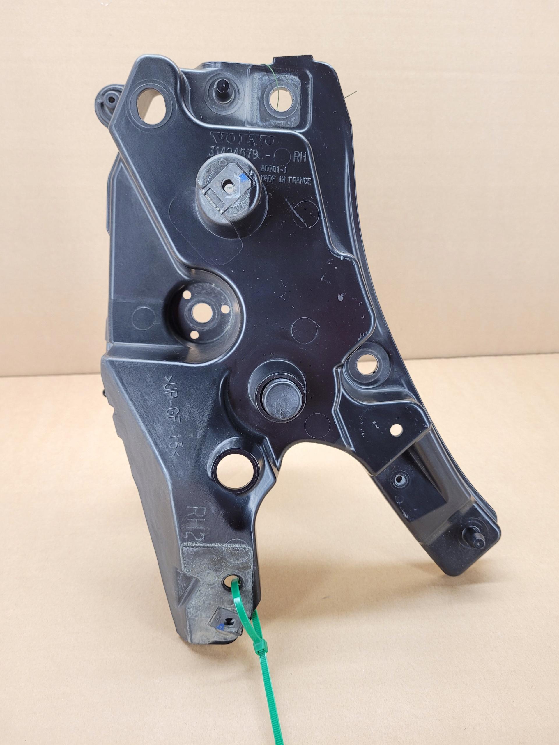 XC717 31424579 - ПРАВЕ КРІПЛЕННЯ БРИЗГОВИКИ XC60 II КОЛІР 717