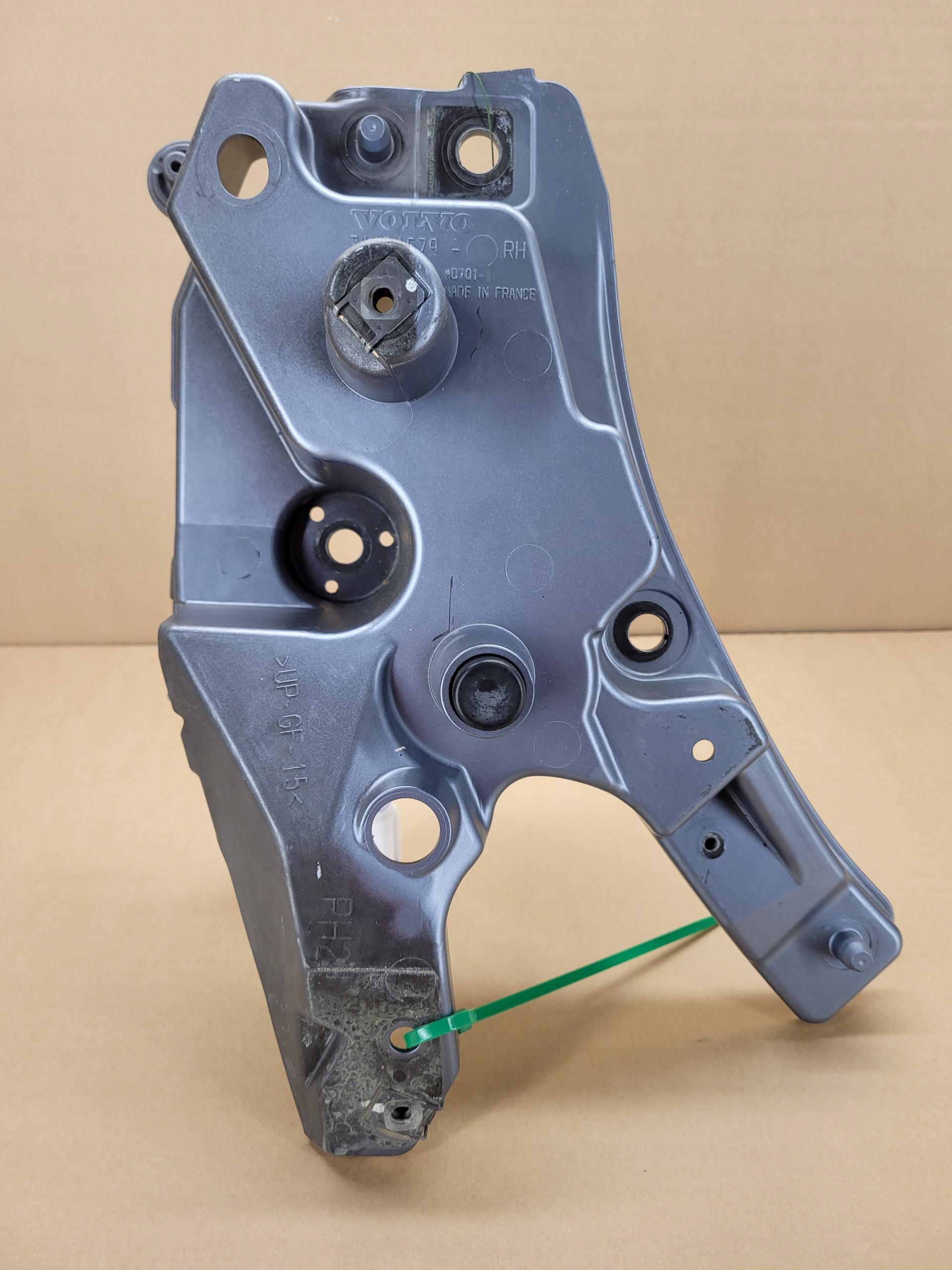 XC721 31424579 - ПРАВЕ КРІПЛЕННЯ БРИЗГОВИКИ XC60 II КОЛІР 721