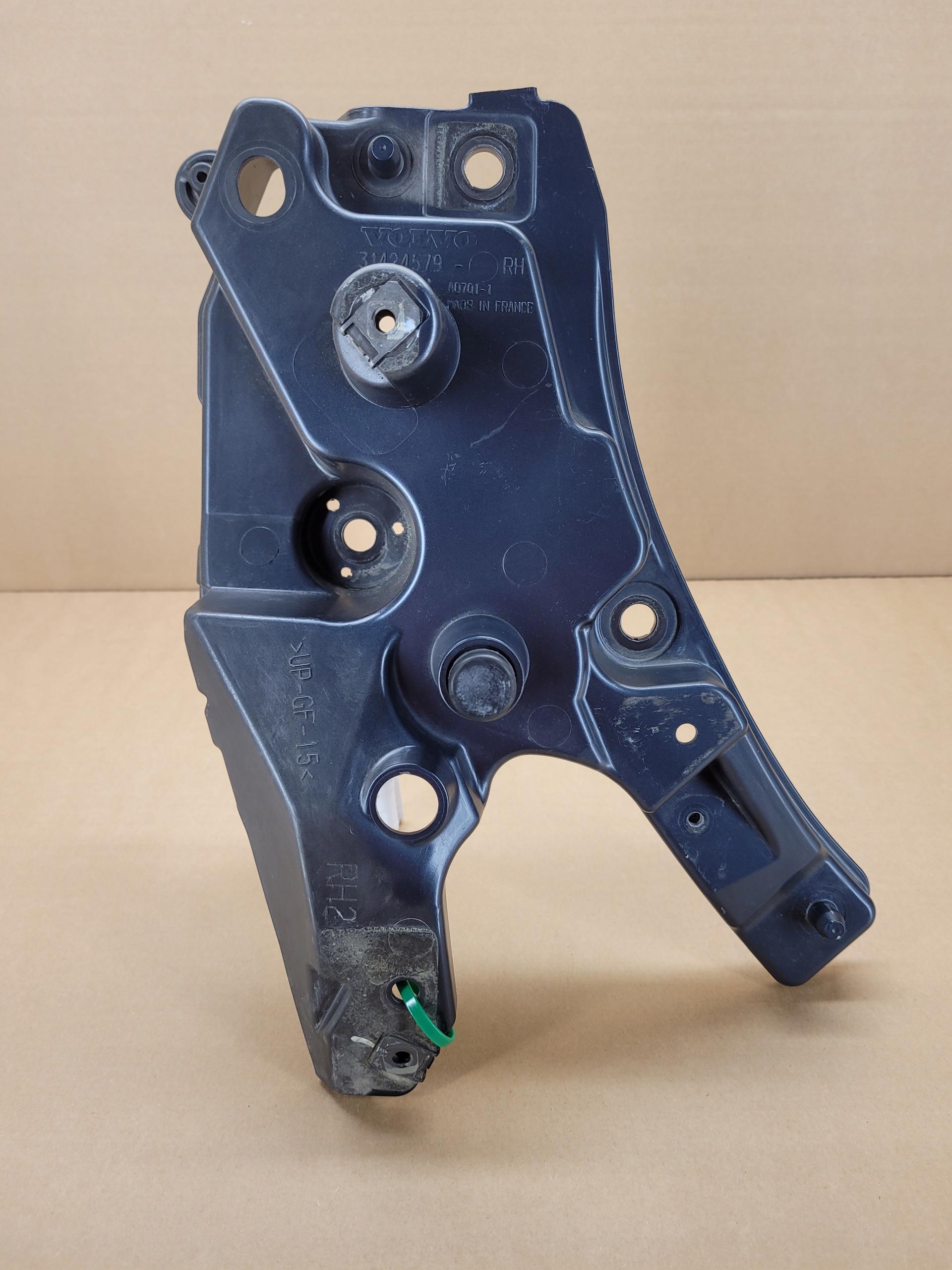 XC380 31424579 - ПРАВОЕ КРЕПЛЕНИЕ БРЫЗГОВИК XC60 II ЦВЕТ 723