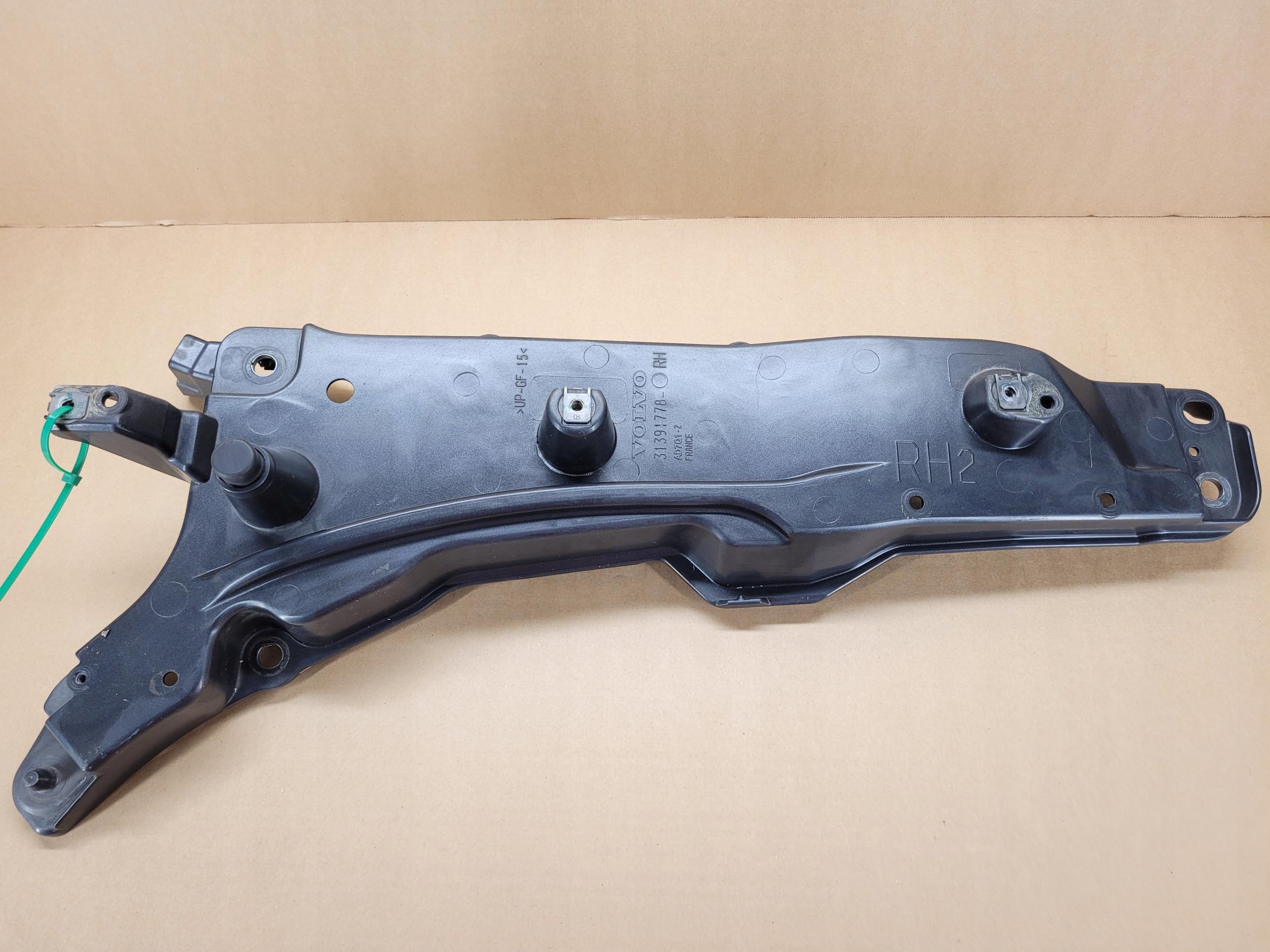 XC0492 31391778 - ПРАВОЕ КРЕПЛЕНИЕ КРОНШТЕЙН КРЫЛА XC90 ЦВЕТ 492