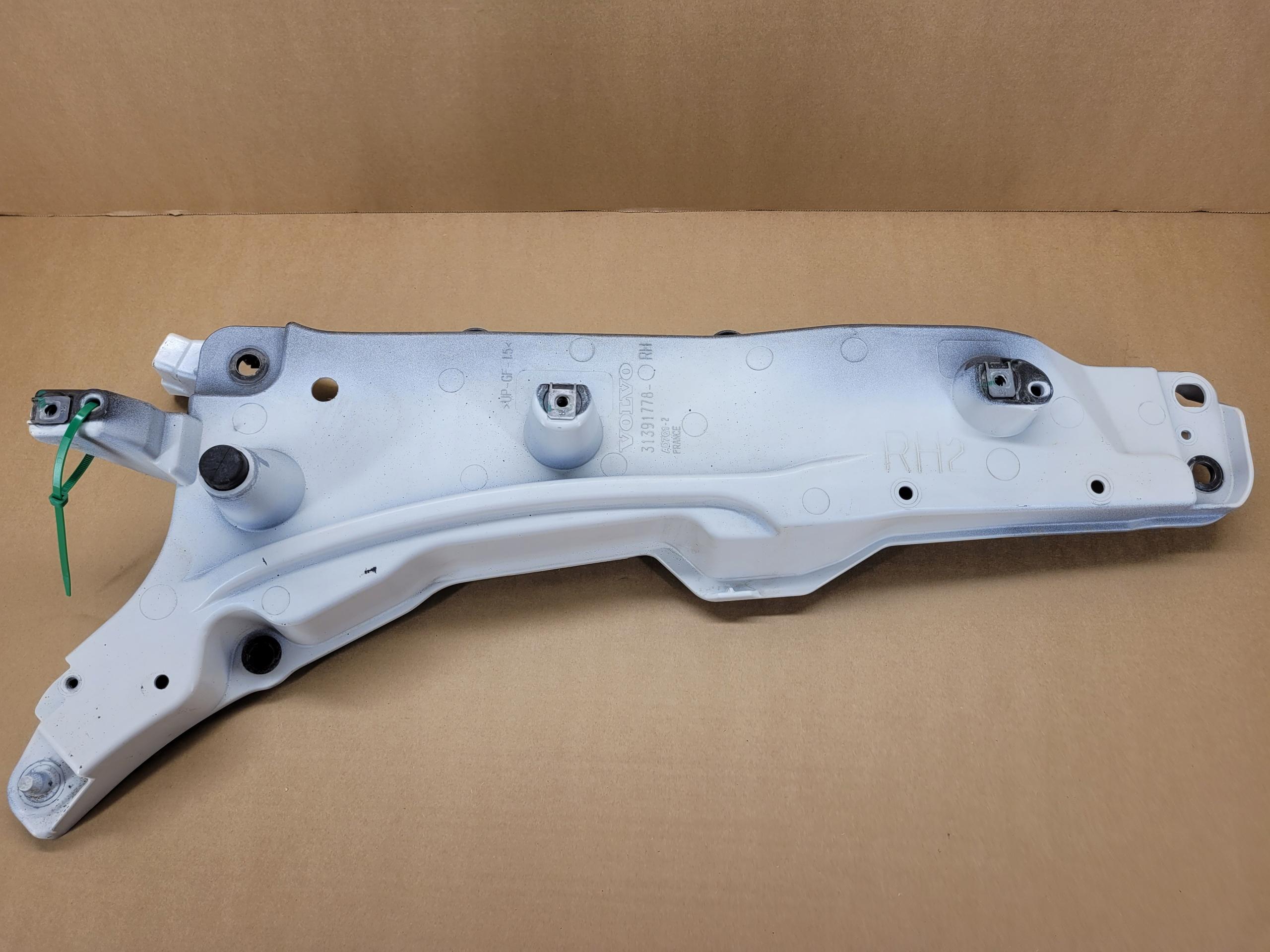 XC9707 31391778 - ПРАВЕ КРІПЛЕННЯ КРОНШТЕЙН КРИЛА XC90 КОЛІР 707