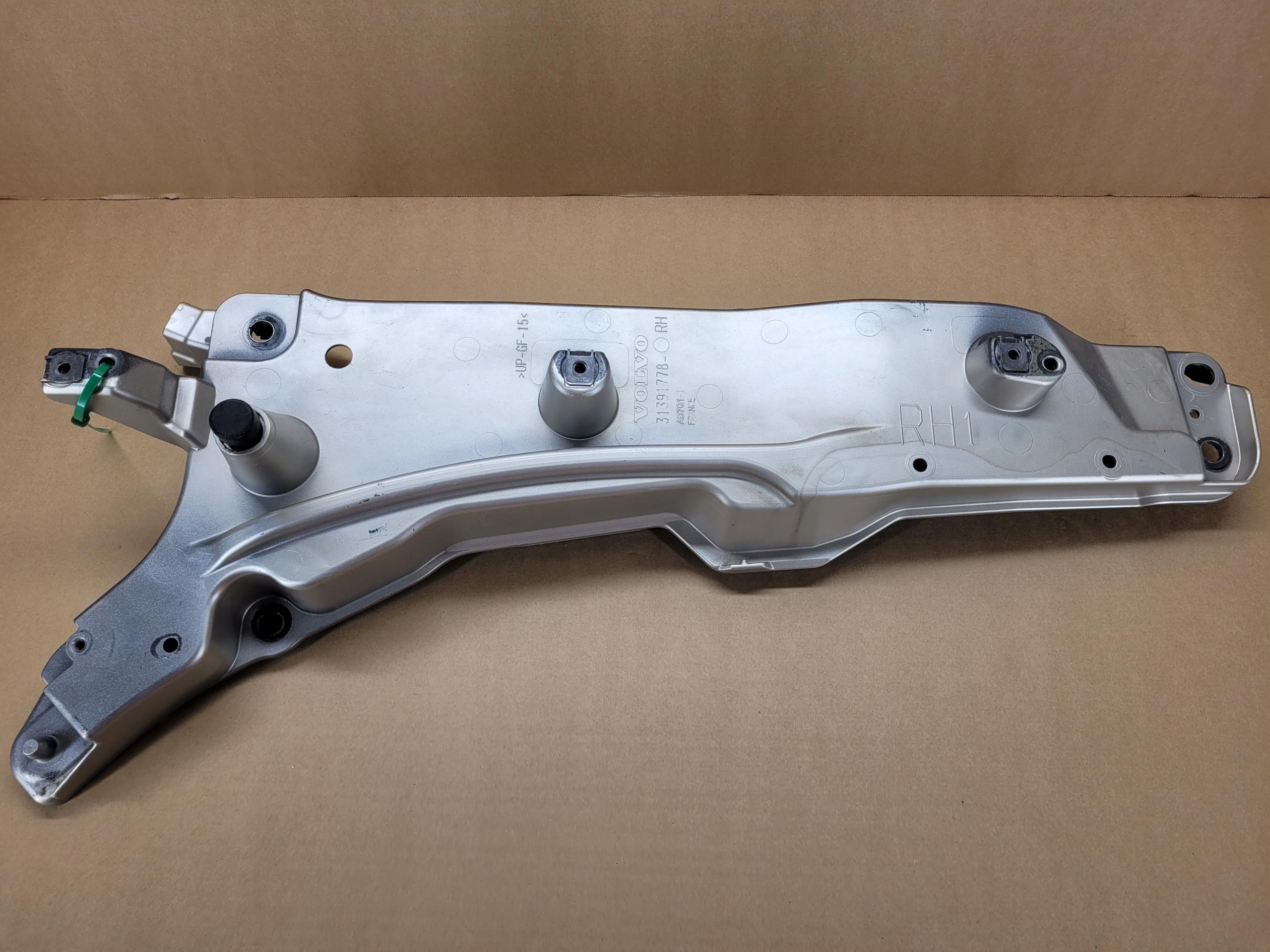 XC9719 31391778 - ПРАВЕ КРІПЛЕННЯ КРОНШТЕЙН КРИЛА XC90 КОЛІР 719