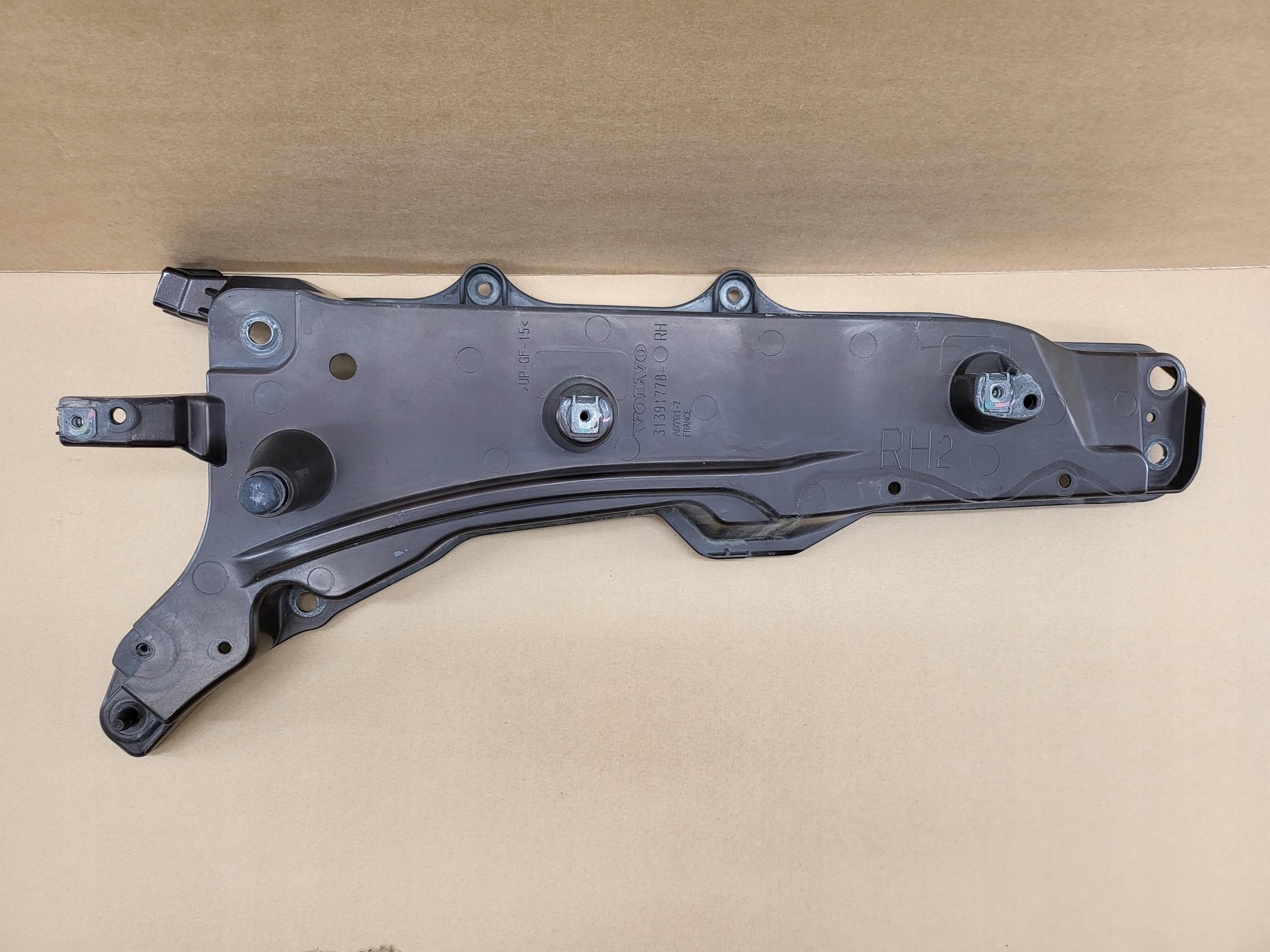 0399 31391778 - ПРАВОЕ КРЕПЛЕНИЕ КРОНШТЕЙН КРЫЛА XC90 ЦВЕТ 722