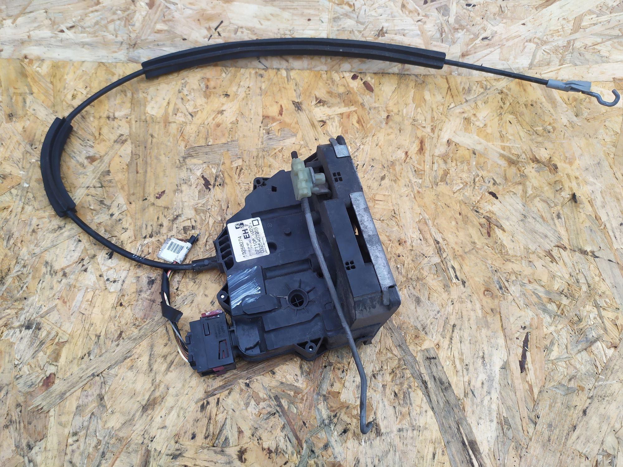 132582274 - ПЕРЕДНИЙ ПРАВЫЙ ЗАМОК ПАССАЖИРСКОЙ ДВЕРИ OPEL MERIVA A