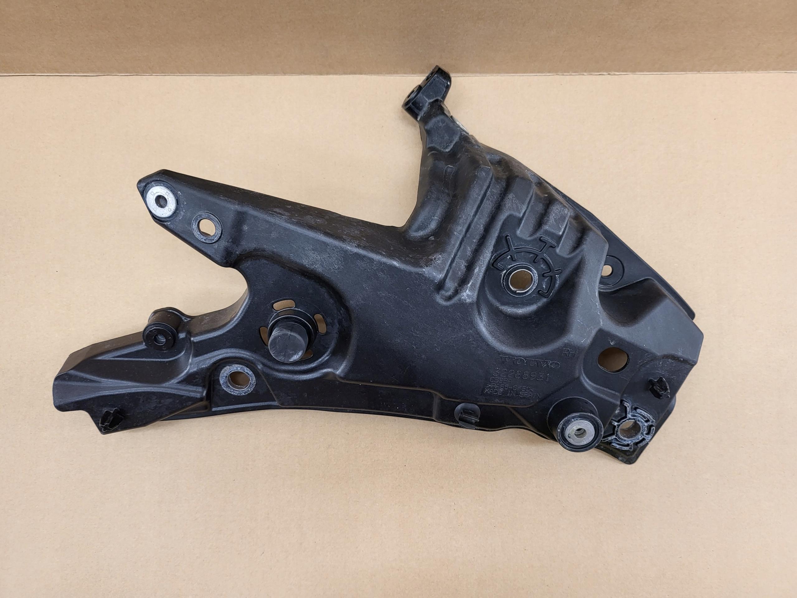 0393 32288931 - Правое скольжение крепление крыла V60 II S60 III 717