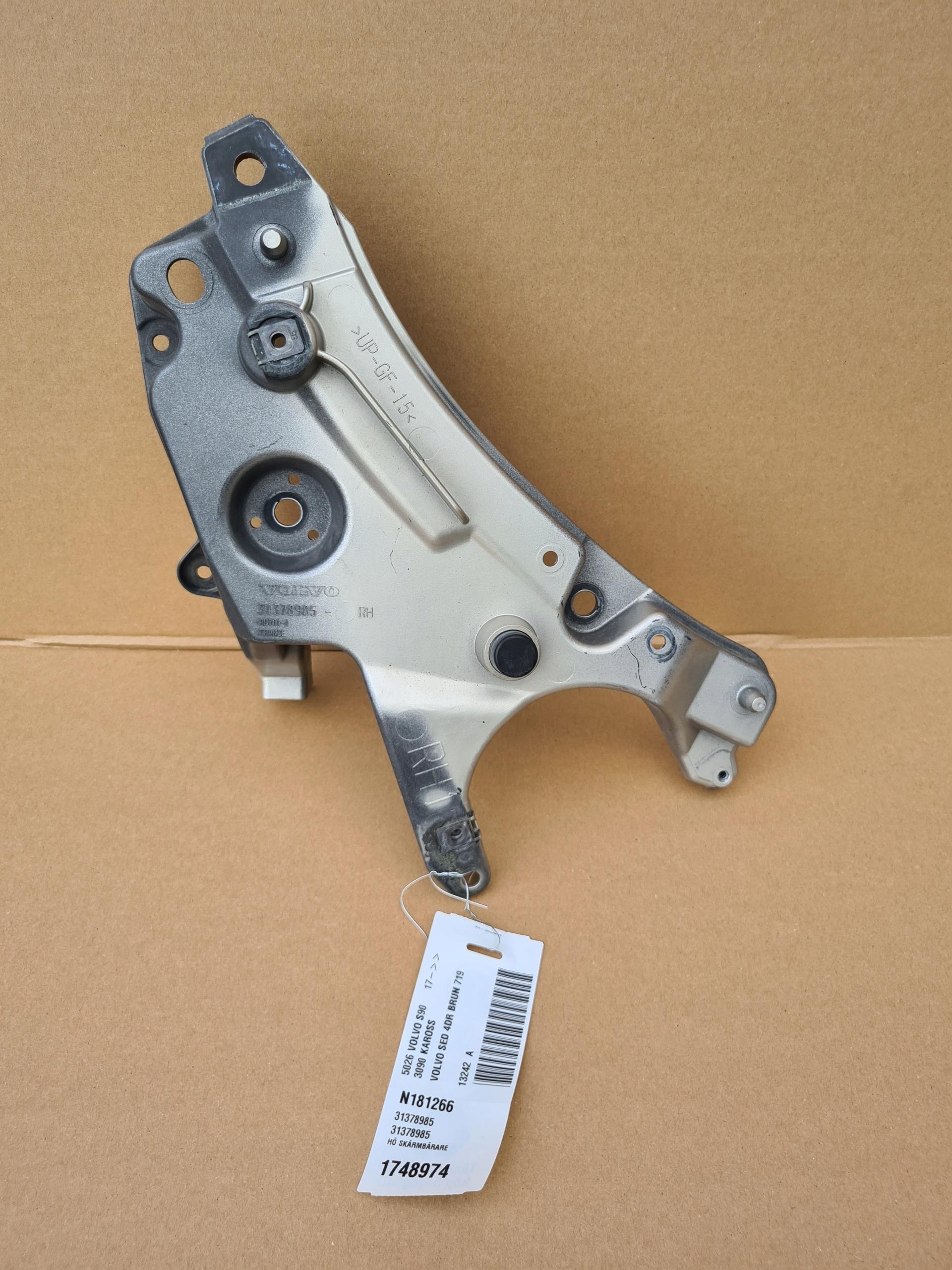 8701 31378985 - Правое скольжение крепление крыла VOLVO S90 V90 719