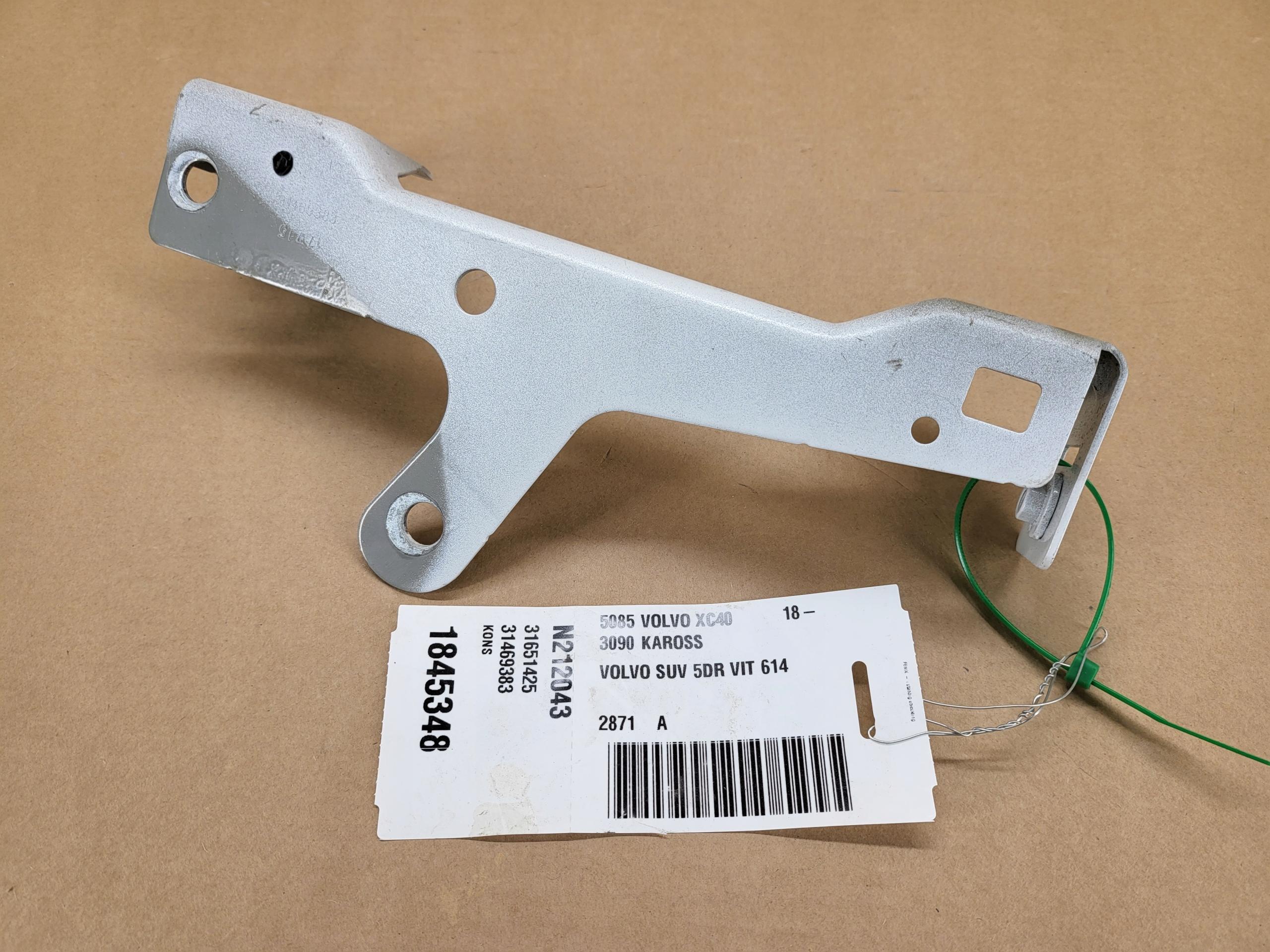 3262 31469383 - Правый кронштейн крепление крыла XC40 C40 614