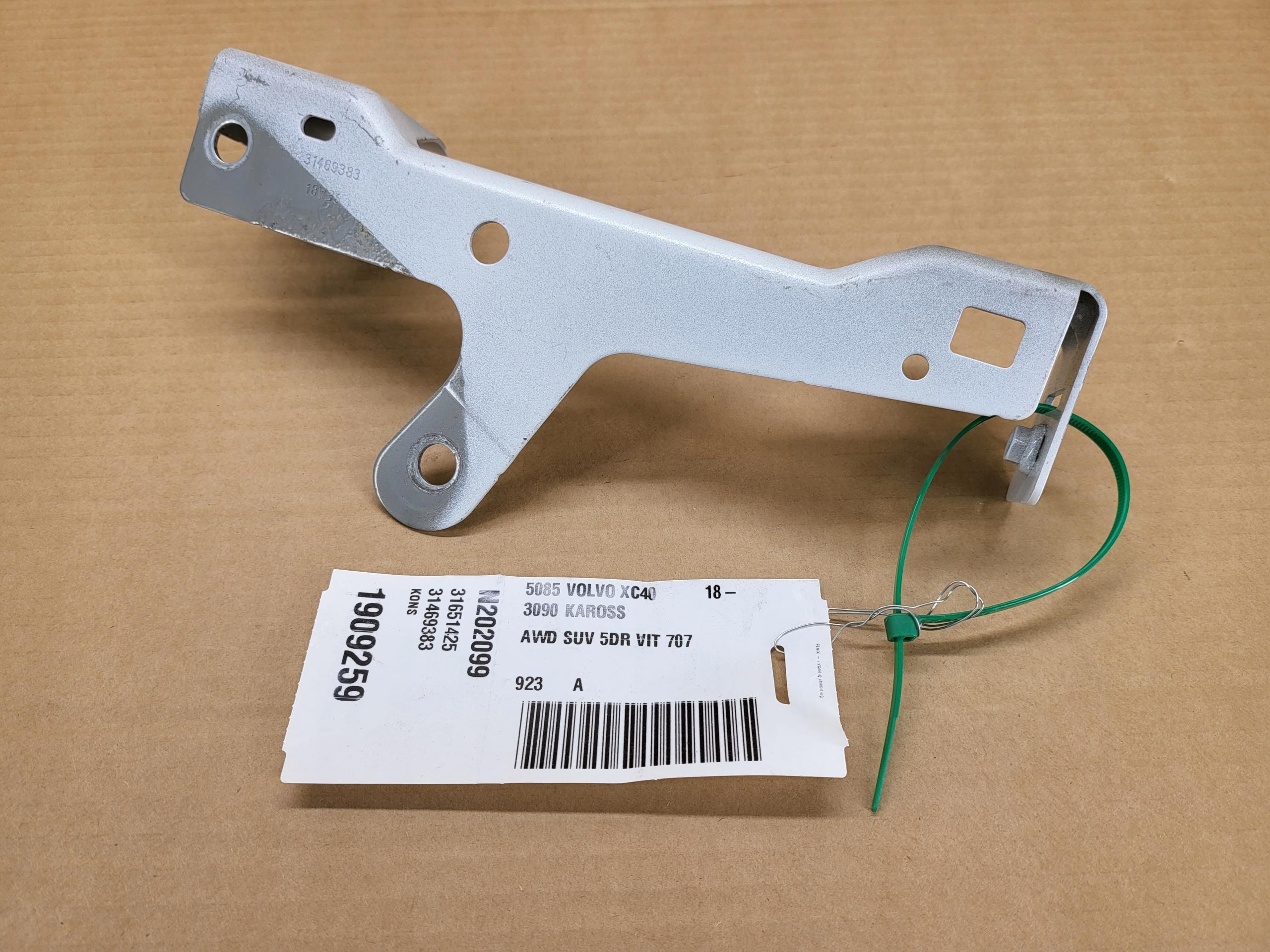 3267 31469383 - Правий кронштейн кріплення крила XC40 C40 707