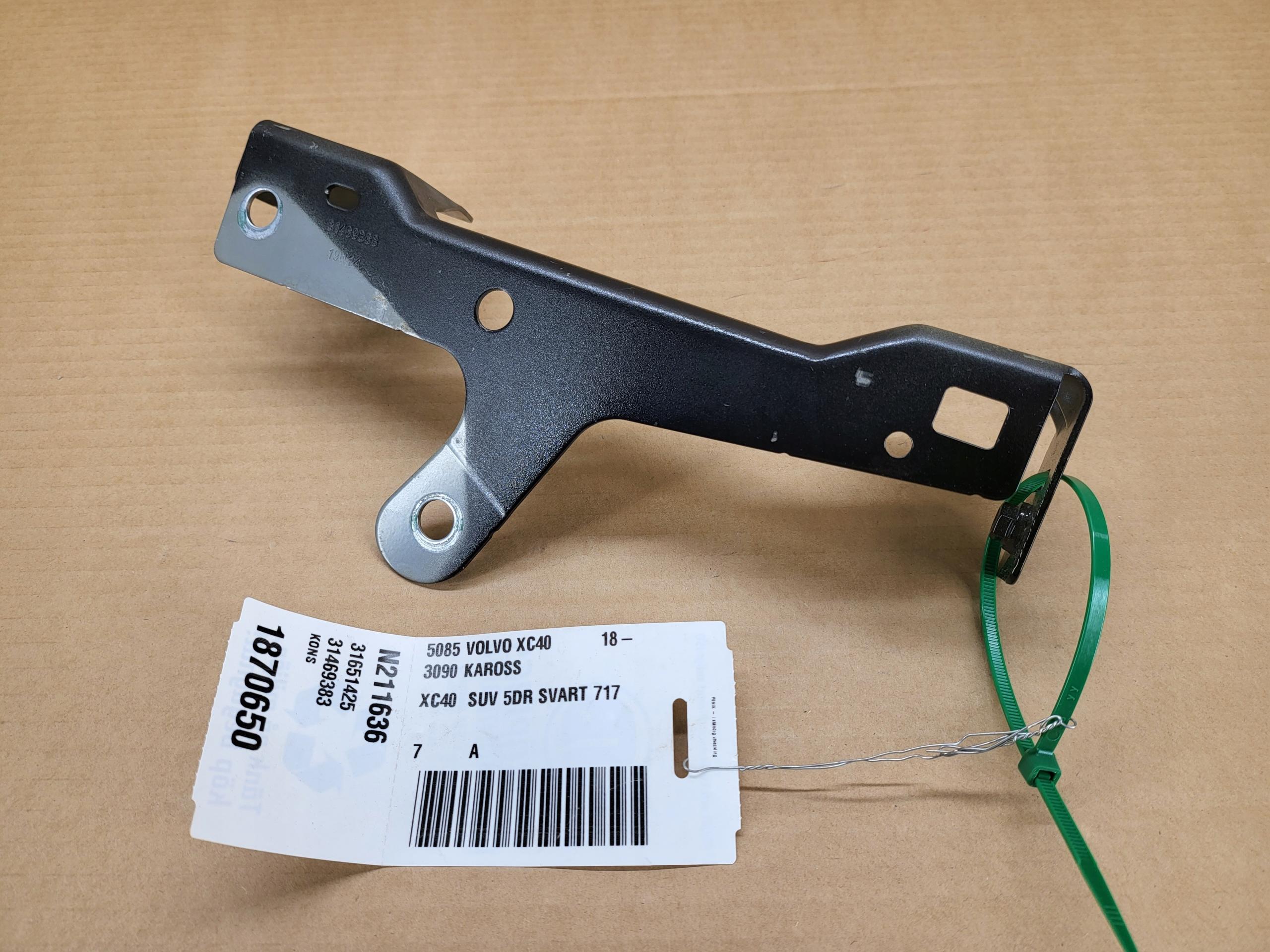 3270 31469383 - Правый кронштейн крепление крыла XC40 C40 717