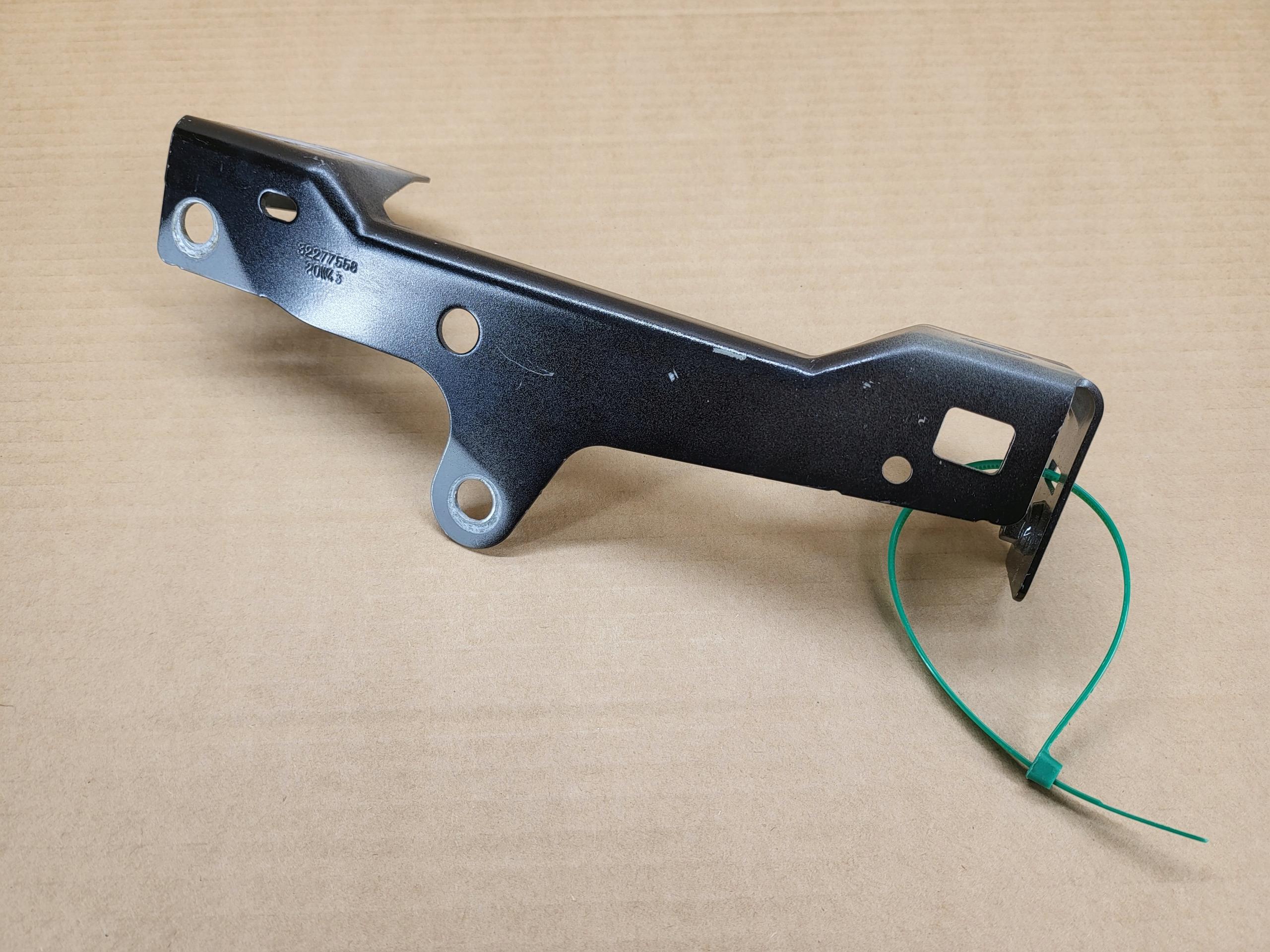 3259 32277558 - Правий кронштейн кріплення крила XC40 C40 717