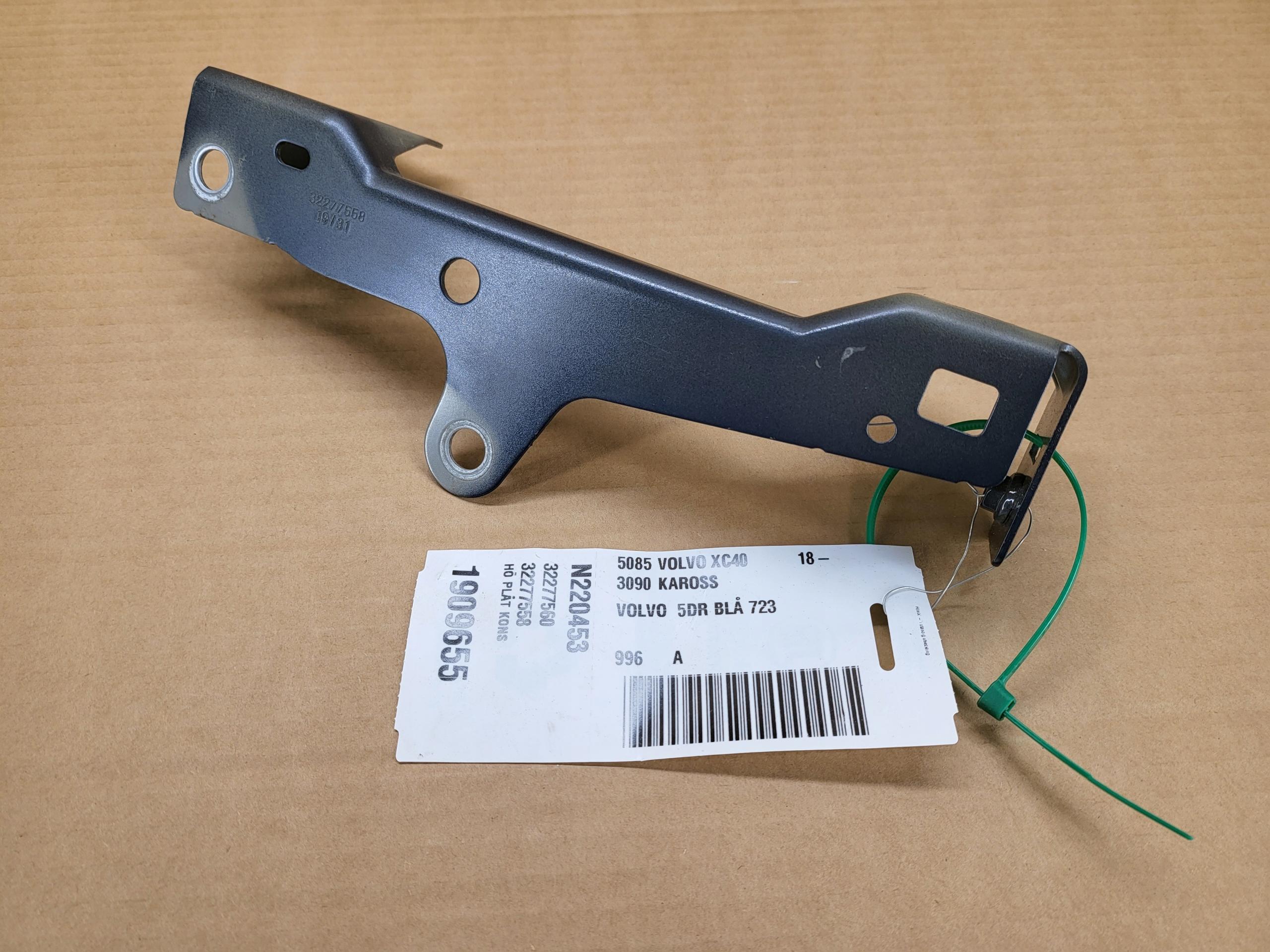 3260 32277558 - Правий кронштейн кріплення крила XC40 C40 723