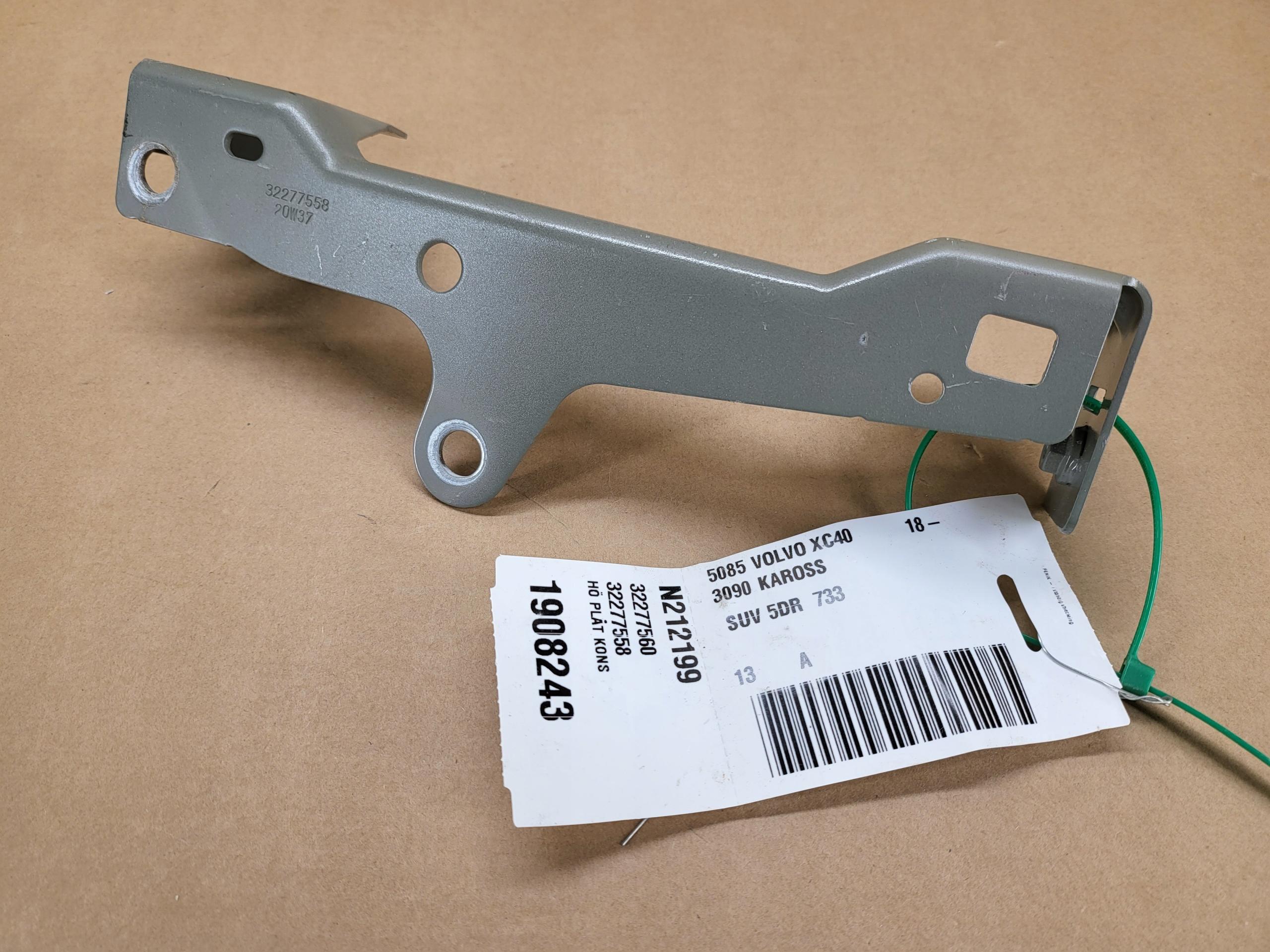 3256 32277558 - Правий кронштейн кріплення крила XC40 C40 733