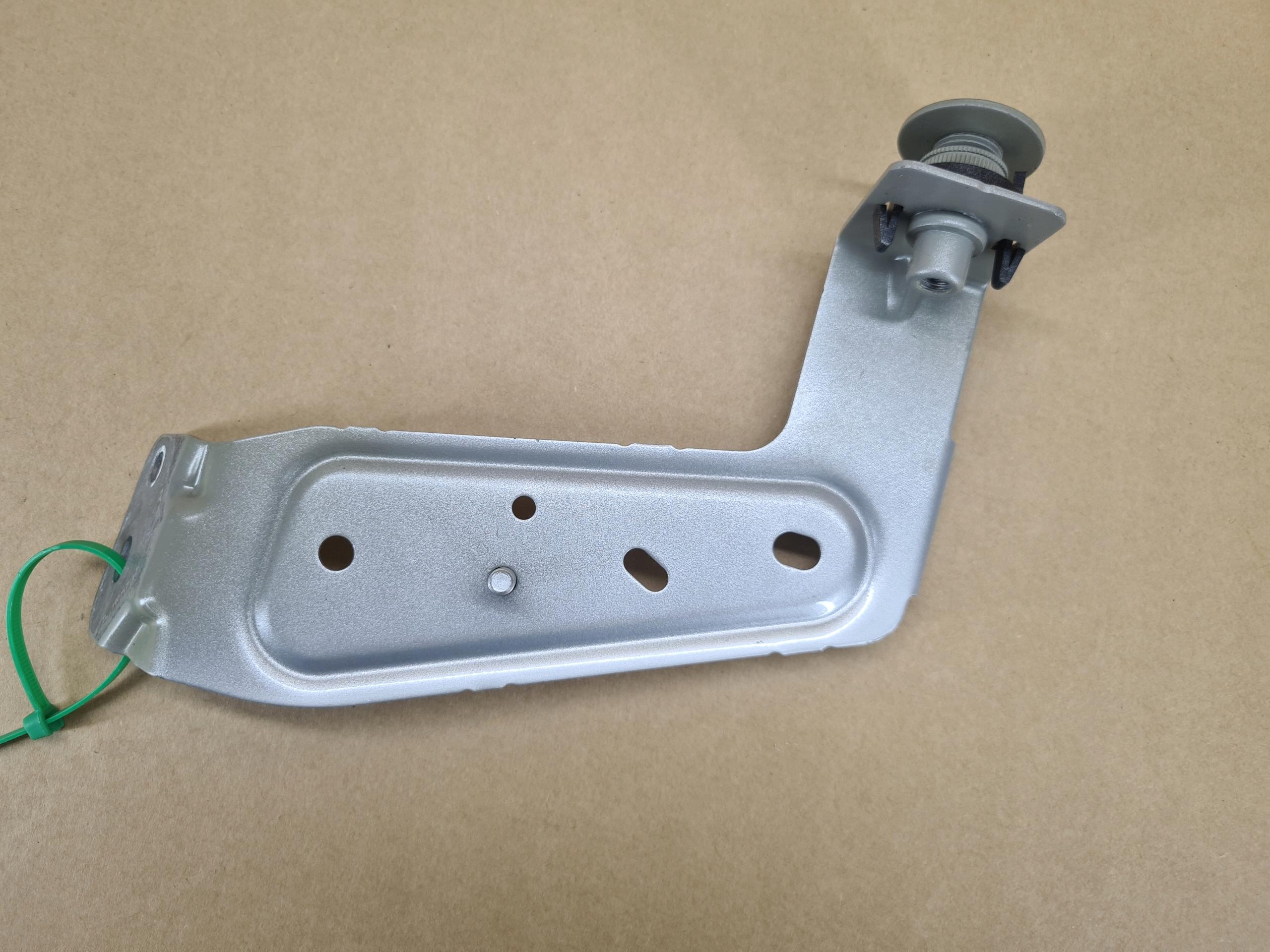 2711 31371011 - ПРАВИЙ КРОНШТЕЙН КРІПЛЕННЯ КРИЛА XC90 КОЛІР 711