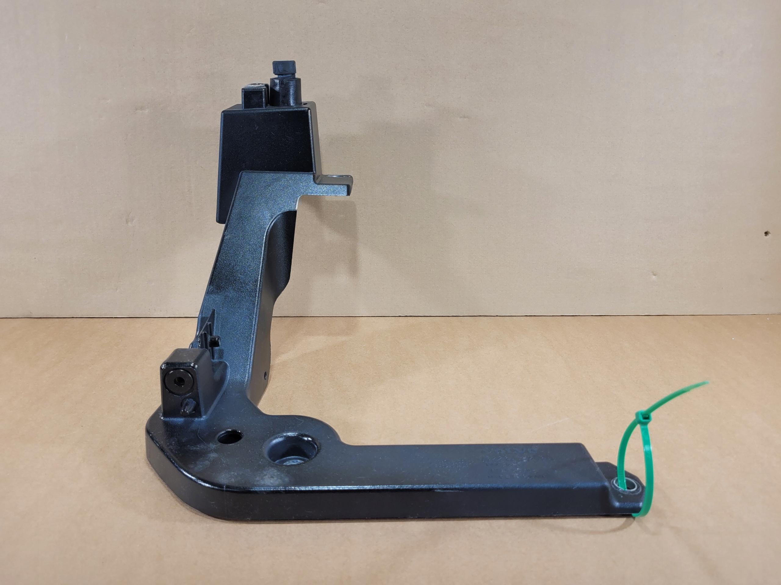 0432 32234762 - ПРАВЫЙ КРОНШТЕЙН ОКУЛЯР КРЕПЛЕНИЕ КРЫЛА XC40 019